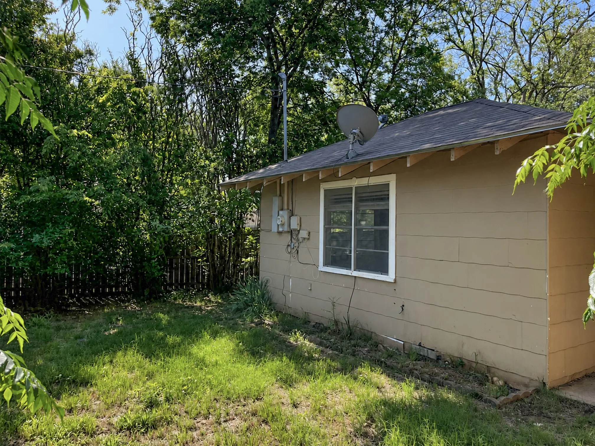 Single Family Residence For Sale in Grayson County , 1601 W Bond Street, Denison, Texas 75020, 3 Bedroom, 2 Bathroom, Garage spaces, 1,570 Sqft, built in 1920, mls#21318689, Real Estate Agent in Denison, Homes For Sale in Grayson county, Homes For Sale in Denison, Realtor in Denison Texas, Real Estate Brokerage Independent Realty Texas, Luminita Cordes Realtor