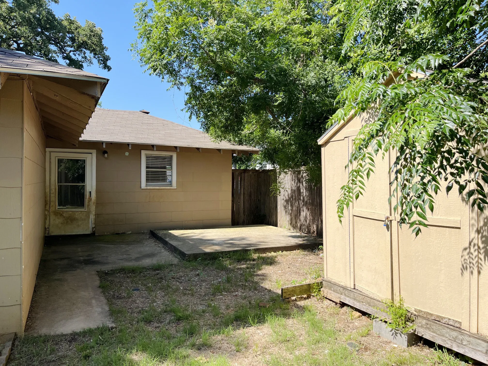 Single Family Residence For Sale in Grayson County , 1601 W Bond Street, Denison, Texas 75020, 3 Bedroom, 2 Bathroom, Garage spaces, 1,570 Sqft, built in 1920, mls#21318689, Real Estate Agent in Denison, Homes For Sale in Grayson county, Homes For Sale in Denison, Realtor in Denison Texas, Real Estate Brokerage Independent Realty Texas, Luminita Cordes Realtor
