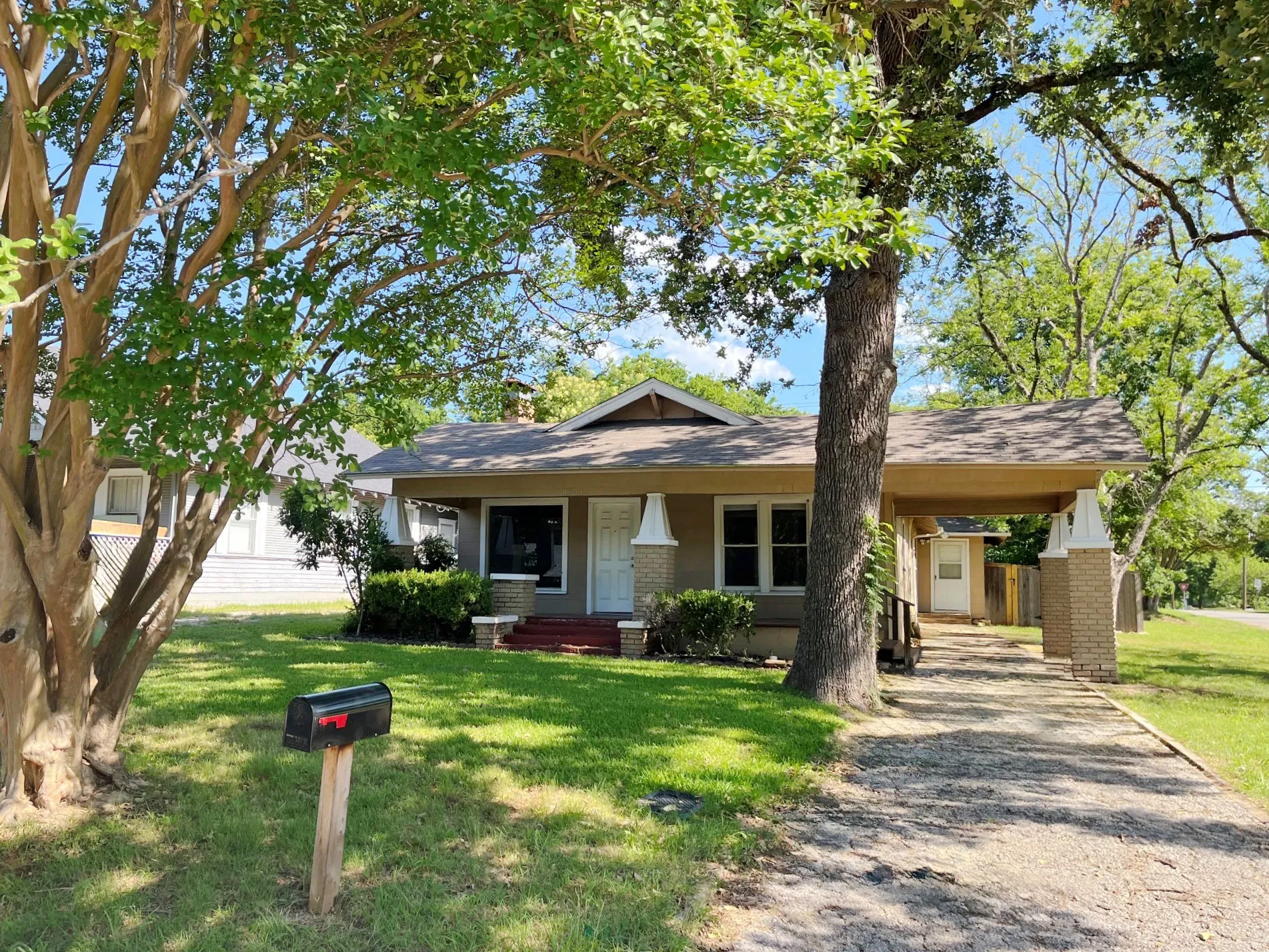 Single Family Residence For Sale in Grayson County , 1601 W Bond Street, Denison, Texas 75020, 3 Bedroom, 2 Bathroom, Garage spaces, 1,570 Sqft, built in 1920, mls#21318689, Real Estate Agent in Denison, Homes For Sale in Grayson county, Homes For Sale in Denison, Realtor in Denison Texas, Real Estate Brokerage Independent Realty Texas, Luminita Cordes Realtor