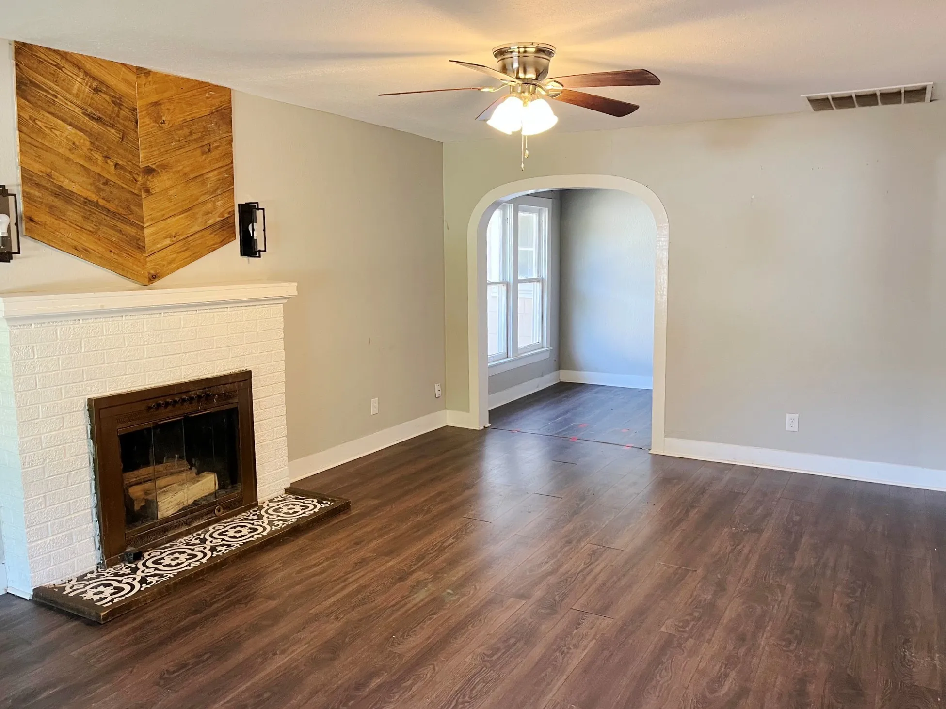 Single Family Residence For Sale in Grayson County , 1601 W Bond Street, Denison, Texas 75020, 3 Bedroom, 2 Bathroom, Garage spaces, 1,570 Sqft, built in 1920, mls#21318689, Real Estate Agent in Denison, Homes For Sale in Grayson county, Homes For Sale in Denison, Realtor in Denison Texas, Real Estate Brokerage Independent Realty Texas, Luminita Cordes Realtor