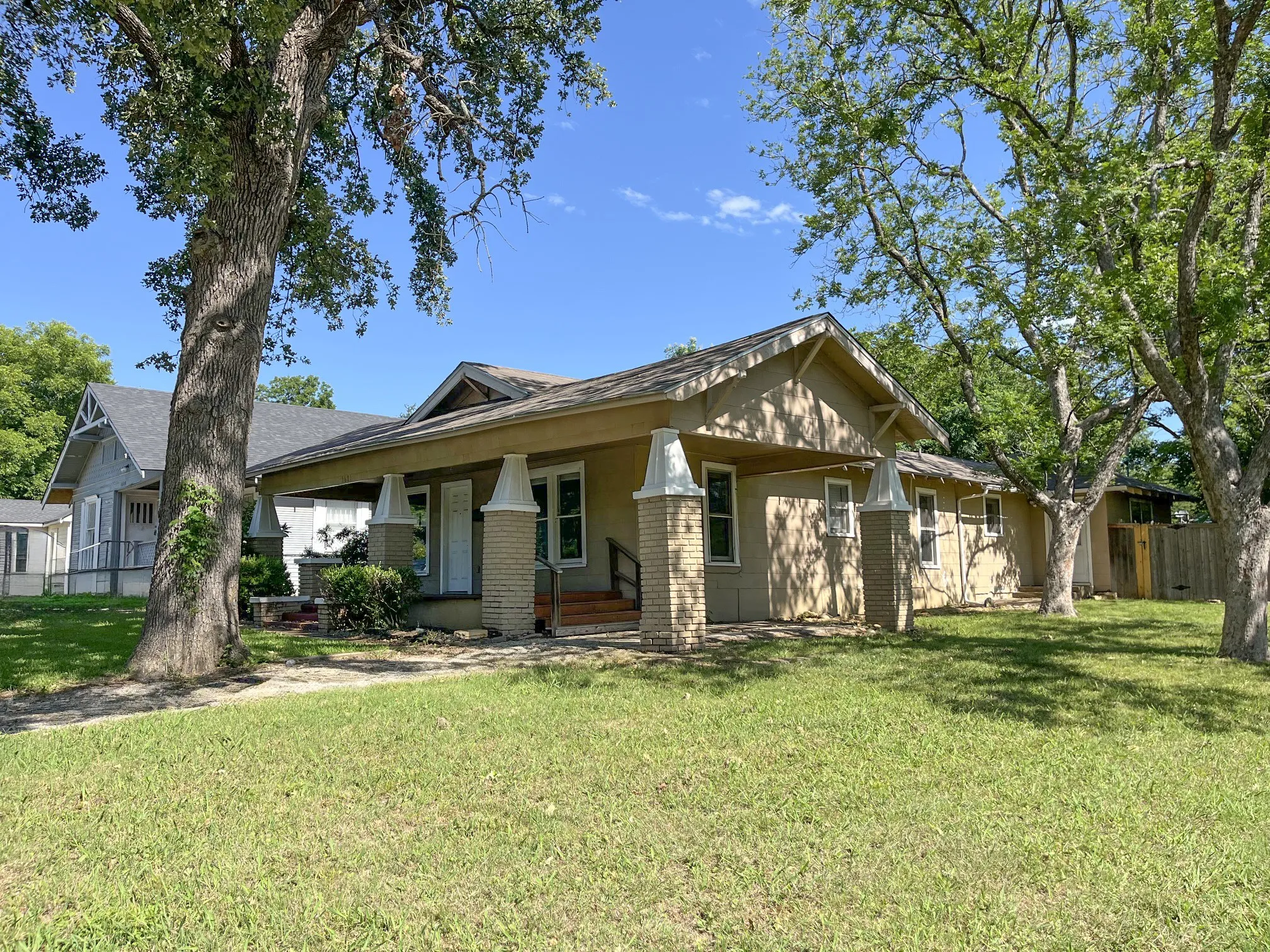 Single Family Residence For Sale in Grayson County , 1601 W Bond Street, Denison, Texas 75020, 3 Bedroom, 2 Bathroom, Garage spaces, 1,570 Sqft, built in 1920, mls#21318689, Real Estate Agent in Denison, Homes For Sale in Grayson county, Homes For Sale in Denison, Realtor in Denison Texas, Real Estate Brokerage Independent Realty Texas, Luminita Cordes Realtor