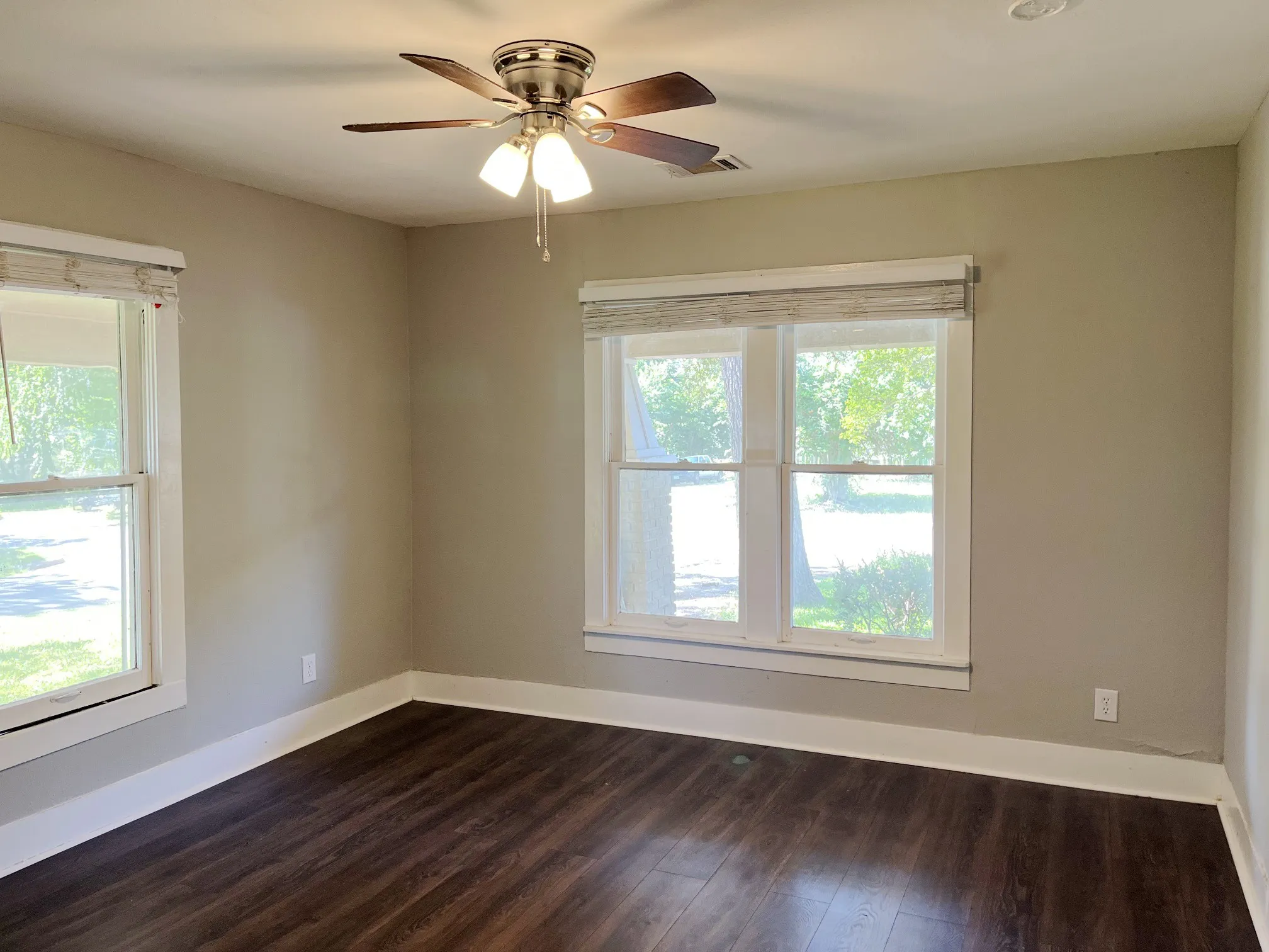 Single Family Residence For Sale in Grayson County , 1601 W Bond Street, Denison, Texas 75020, 3 Bedroom, 2 Bathroom, Garage spaces, 1,570 Sqft, built in 1920, mls#21318689, Real Estate Agent in Denison, Homes For Sale in Grayson county, Homes For Sale in Denison, Realtor in Denison Texas, Real Estate Brokerage Independent Realty Texas, Luminita Cordes Realtor