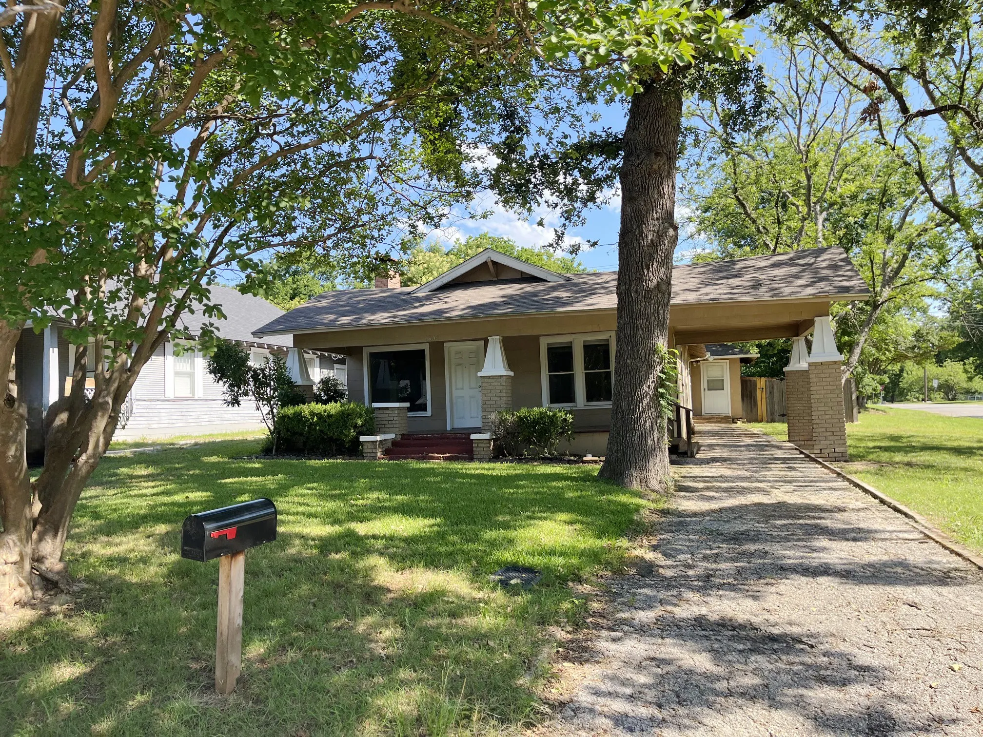 Single Family Residence For Sale in Grayson County , 1601 W Bond Street, Denison, Texas 75020, 3 Bedroom, 2 Bathroom, Garage spaces, 1,570 Sqft, built in 1920, mls#21318689, Real Estate Agent in Denison, Homes For Sale in Grayson county, Homes For Sale in Denison, Realtor in Denison Texas, Real Estate Brokerage Independent Realty Texas, Luminita Cordes Realtor