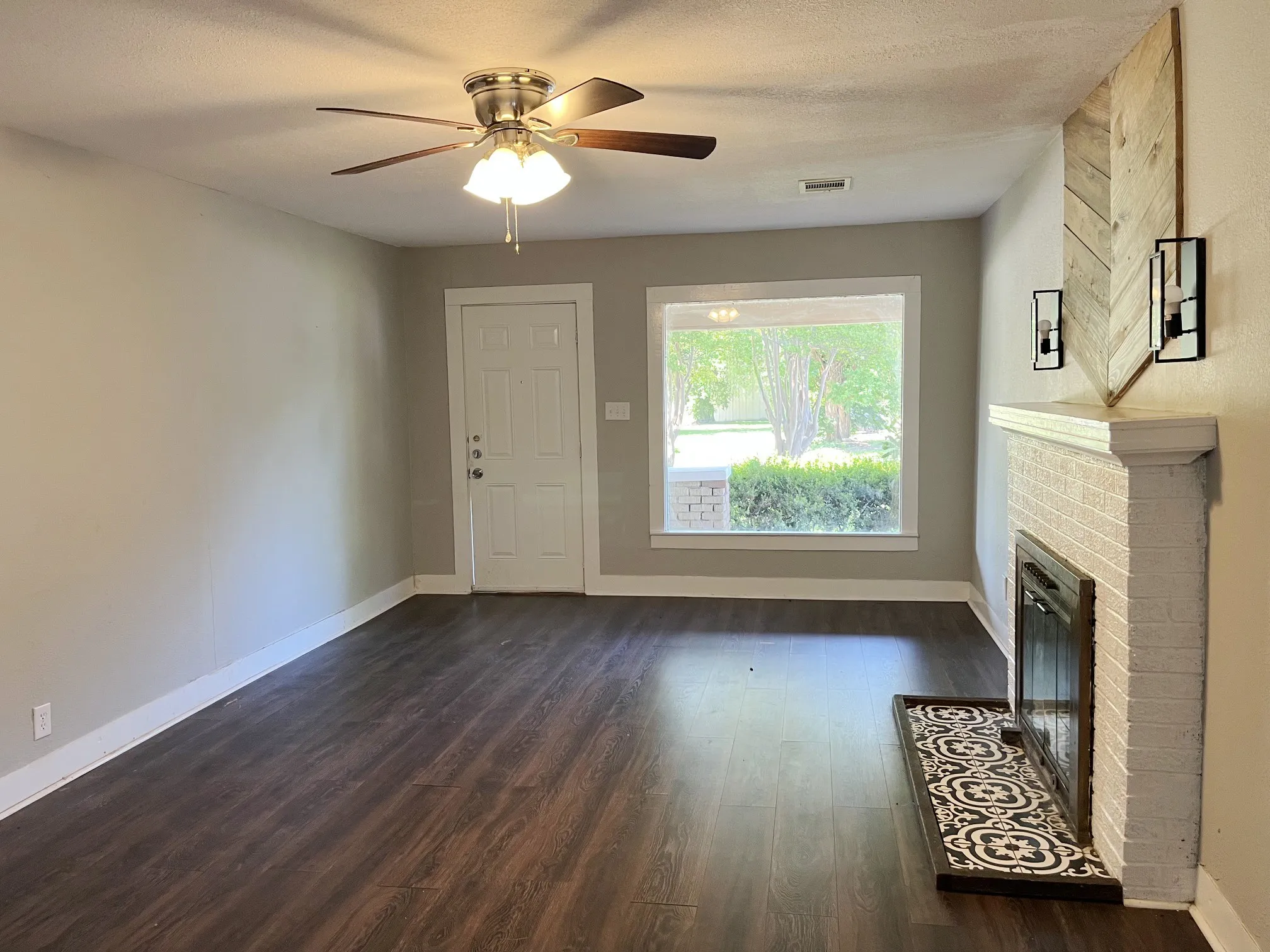 Single Family Residence For Sale in Grayson County , 1601 W Bond Street, Denison, Texas 75020, 3 Bedroom, 2 Bathroom, Garage spaces, 1,570 Sqft, built in 1920, mls#21318689, Real Estate Agent in Denison, Homes For Sale in Grayson county, Homes For Sale in Denison, Realtor in Denison Texas, Real Estate Brokerage Independent Realty Texas, Luminita Cordes Realtor