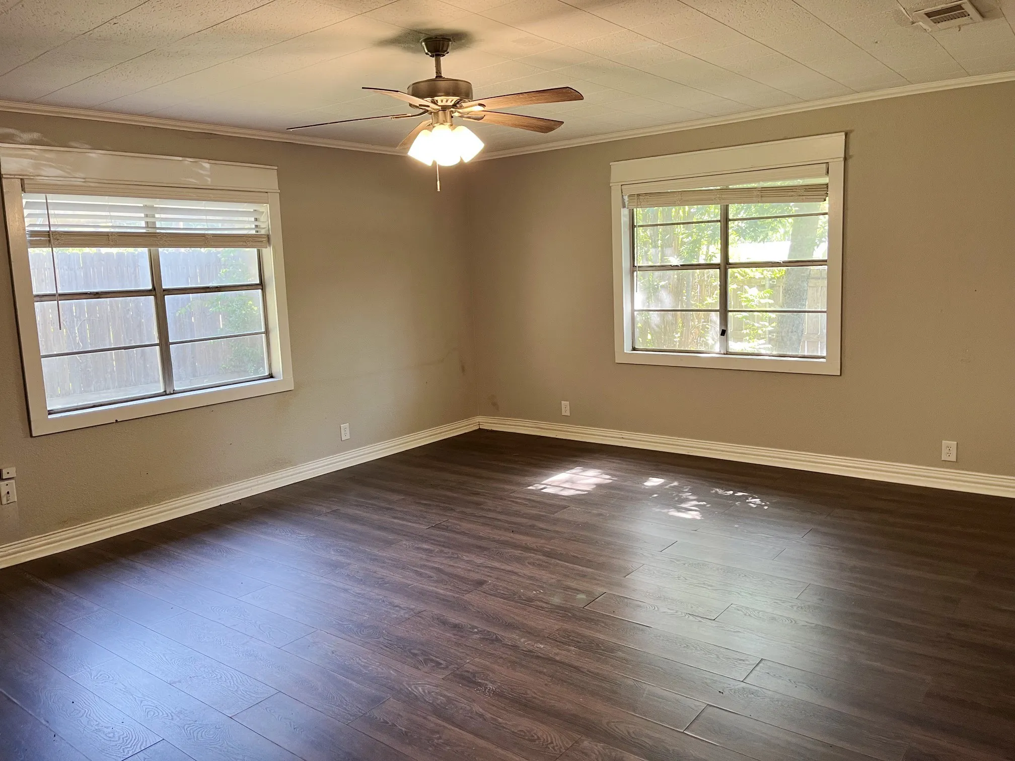 Single Family Residence For Sale in Grayson County , 1601 W Bond Street, Denison, Texas 75020, 3 Bedroom, 2 Bathroom, Garage spaces, 1,570 Sqft, built in 1920, mls#21318689, Real Estate Agent in Denison, Homes For Sale in Grayson county, Homes For Sale in Denison, Realtor in Denison Texas, Real Estate Brokerage Independent Realty Texas, Luminita Cordes Realtor