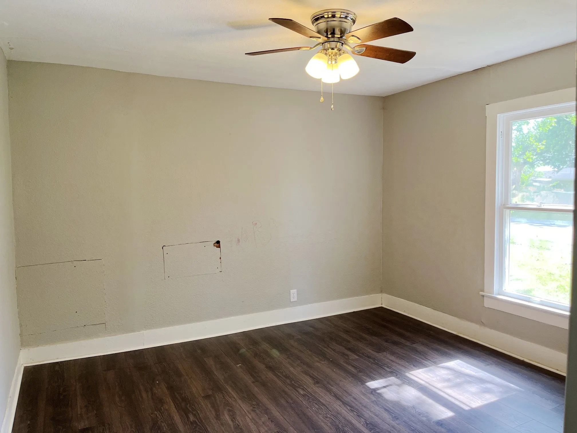 Single Family Residence For Sale in Grayson County , 1601 W Bond Street, Denison, Texas 75020, 3 Bedroom, 2 Bathroom, Garage spaces, 1,570 Sqft, built in 1920, mls#21318689, Real Estate Agent in Denison, Homes For Sale in Grayson county, Homes For Sale in Denison, Realtor in Denison Texas, Real Estate Brokerage Independent Realty Texas, Luminita Cordes Realtor