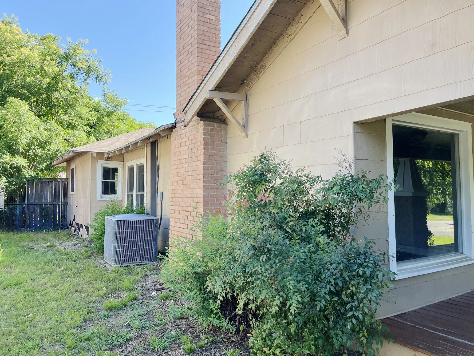 Single Family Residence For Sale in Grayson County , 1601 W Bond Street, Denison, Texas 75020, 3 Bedroom, 2 Bathroom, Garage spaces, 1,570 Sqft, built in 1920, mls#21318689, Real Estate Agent in Denison, Homes For Sale in Grayson county, Homes For Sale in Denison, Realtor in Denison Texas, Real Estate Brokerage Independent Realty Texas, Luminita Cordes Realtor
