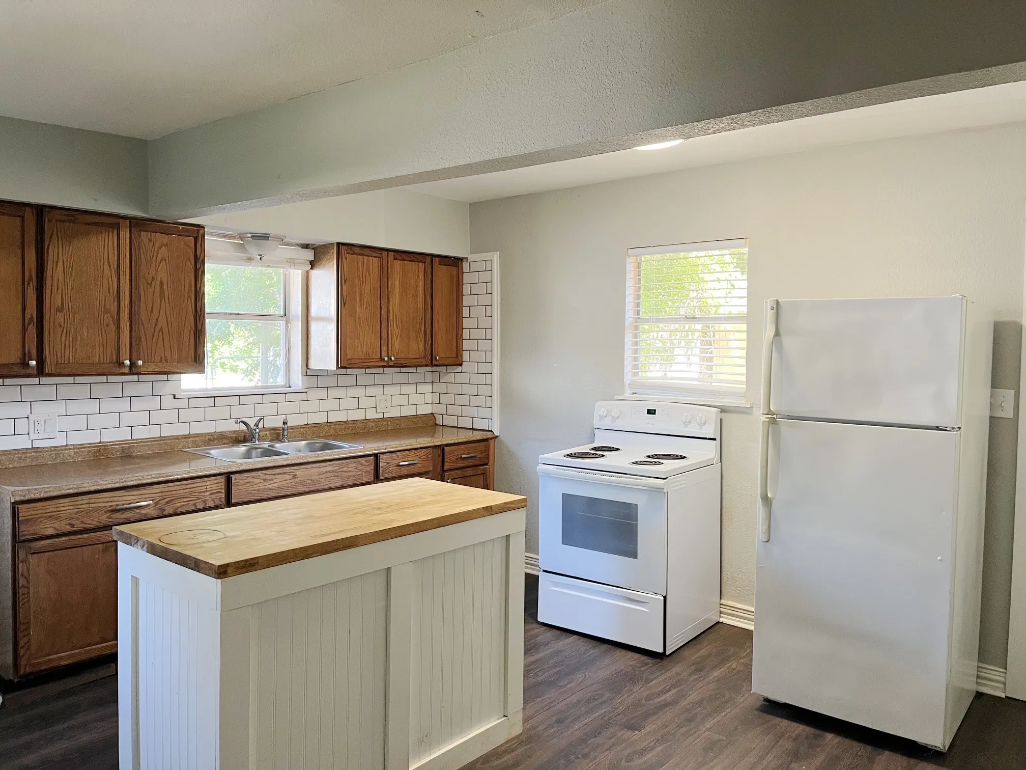 Single Family Residence For Sale in Grayson County , 1601 W Bond Street, Denison, Texas 75020, 3 Bedroom, 2 Bathroom, Garage spaces, 1,570 Sqft, built in 1920, mls#21318689, Real Estate Agent in Denison, Homes For Sale in Grayson county, Homes For Sale in Denison, Realtor in Denison Texas, Real Estate Brokerage Independent Realty Texas, Luminita Cordes Realtor