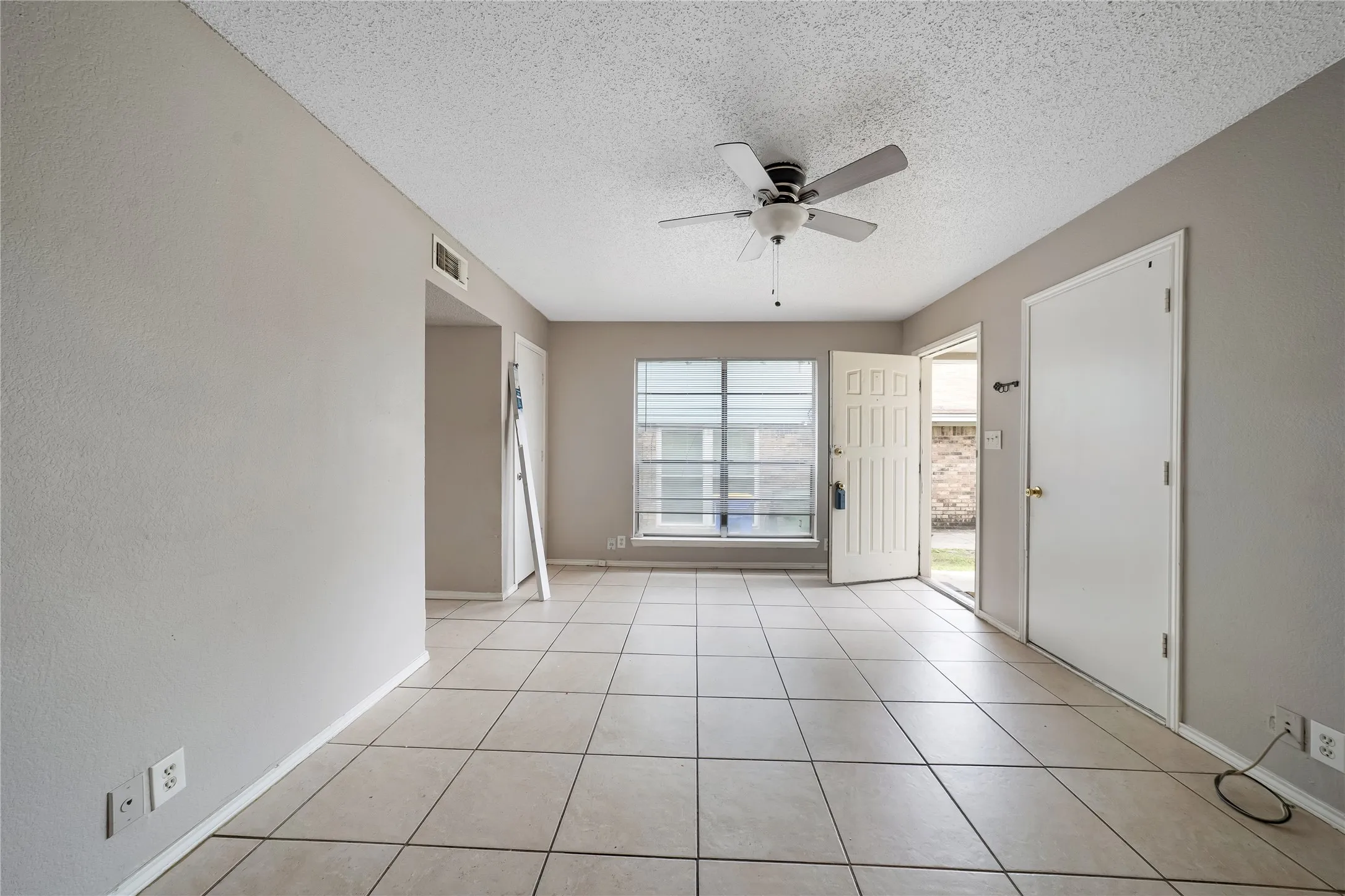 Duplex For Rent in Tarrant County , 203 S Las Vegas Trail, White Settlement, Texas 76108, 2 Bedroom, 2 Bathroom, 1 Garage spaces, 2,304 Sqft, built in 1984, mls#21316914, Real Estate Agent in White Settlement, Homes For Rent in Tarrant county, Homes For Rent in White Settlement, Realtor in White Settlement Texas, Real Estate Brokerage Independent Realty Texas, Luminita Cordes Realtor