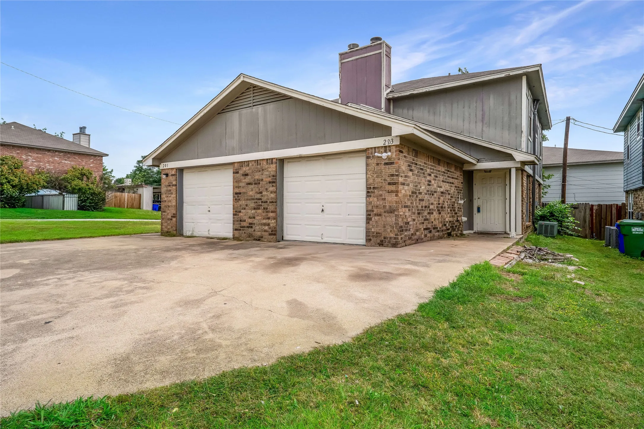 Duplex For Rent in Tarrant County , 203 S Las Vegas Trail, White Settlement, Texas 76108, 2 Bedroom, 2 Bathroom, 1 Garage spaces, 2,304 Sqft, built in 1984, mls#21316914, Real Estate Agent in White Settlement, Homes For Rent in Tarrant county, Homes For Rent in White Settlement, Realtor in White Settlement Texas, Real Estate Brokerage Independent Realty Texas, Luminita Cordes Realtor