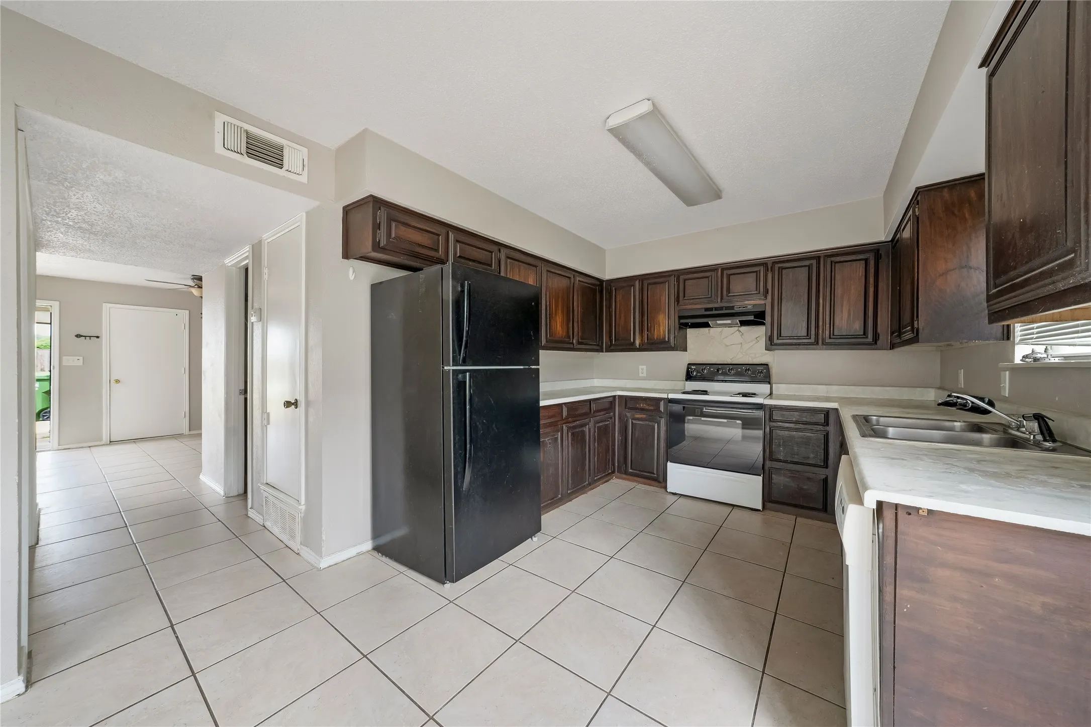 Duplex For Rent in Tarrant County , 203 S Las Vegas Trail, White Settlement, Texas 76108, 2 Bedroom, 2 Bathroom, 1 Garage spaces, 2,304 Sqft, built in 1984, mls#21316914, Real Estate Agent in White Settlement, Homes For Rent in Tarrant county, Homes For Rent in White Settlement, Realtor in White Settlement Texas, Real Estate Brokerage Independent Realty Texas, Luminita Cordes Realtor