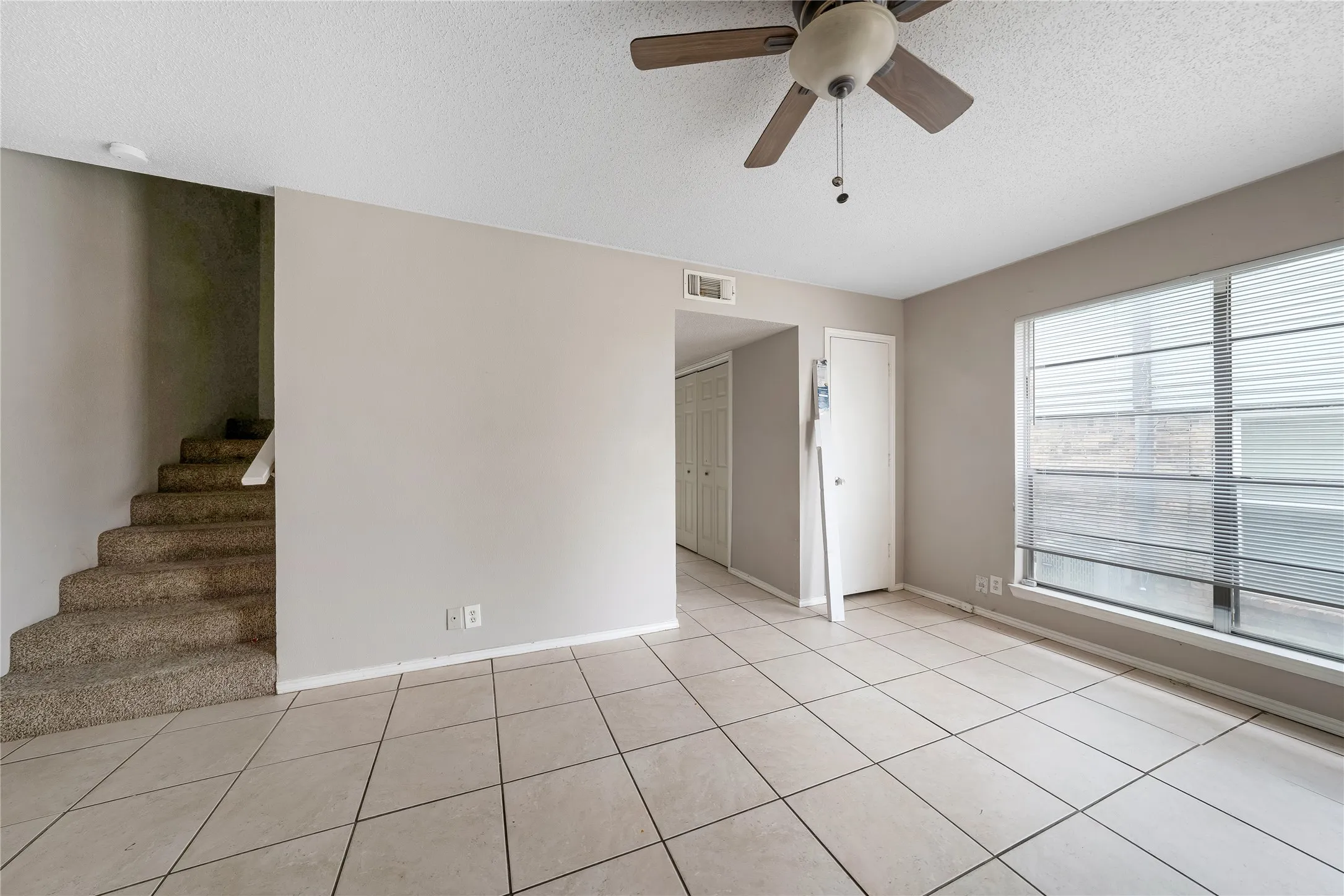 Duplex For Rent in Tarrant County , 203 S Las Vegas Trail, White Settlement, Texas 76108, 2 Bedroom, 2 Bathroom, 1 Garage spaces, 2,304 Sqft, built in 1984, mls#21316914, Real Estate Agent in White Settlement, Homes For Rent in Tarrant county, Homes For Rent in White Settlement, Realtor in White Settlement Texas, Real Estate Brokerage Independent Realty Texas, Luminita Cordes Realtor
