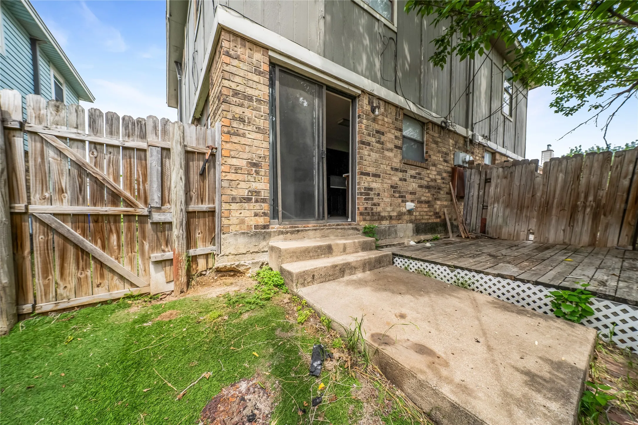 Duplex For Rent in Tarrant County , 203 S Las Vegas Trail, White Settlement, Texas 76108, 2 Bedroom, 2 Bathroom, 1 Garage spaces, 2,304 Sqft, built in 1984, mls#21316914, Real Estate Agent in White Settlement, Homes For Rent in Tarrant county, Homes For Rent in White Settlement, Realtor in White Settlement Texas, Real Estate Brokerage Independent Realty Texas, Luminita Cordes Realtor