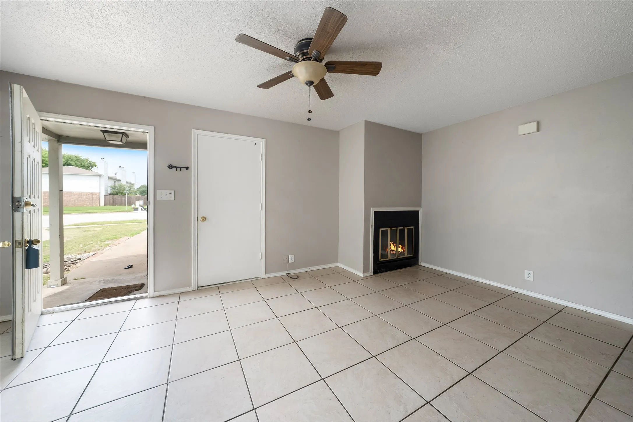 Duplex For Rent in Tarrant County , 203 S Las Vegas Trail, White Settlement, Texas 76108, 2 Bedroom, 2 Bathroom, 1 Garage spaces, 2,304 Sqft, built in 1984, mls#21316914, Real Estate Agent in White Settlement, Homes For Rent in Tarrant county, Homes For Rent in White Settlement, Realtor in White Settlement Texas, Real Estate Brokerage Independent Realty Texas, Luminita Cordes Realtor