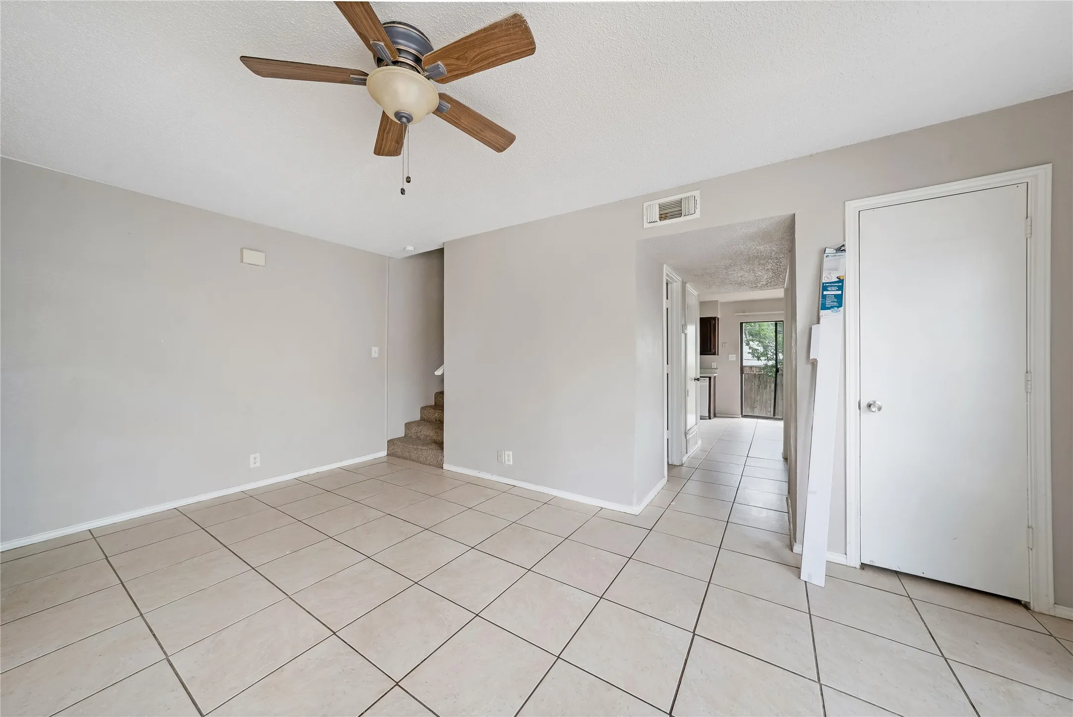 Duplex For Rent in Tarrant County , 203 S Las Vegas Trail, White Settlement, Texas 76108, 2 Bedroom, 2 Bathroom, 1 Garage spaces, 2,304 Sqft, built in 1984, mls#21316914, Real Estate Agent in White Settlement, Homes For Rent in Tarrant county, Homes For Rent in White Settlement, Realtor in White Settlement Texas, Real Estate Brokerage Independent Realty Texas, Luminita Cordes Realtor