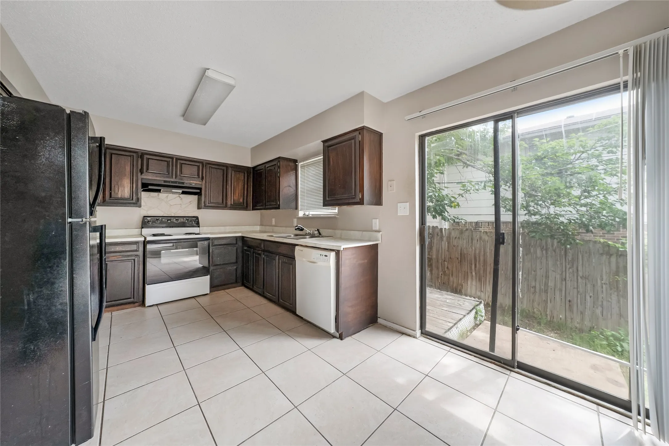 Duplex For Rent in Tarrant County , 203 S Las Vegas Trail, White Settlement, Texas 76108, 2 Bedroom, 2 Bathroom, 1 Garage spaces, 2,304 Sqft, built in 1984, mls#21316914, Real Estate Agent in White Settlement, Homes For Rent in Tarrant county, Homes For Rent in White Settlement, Realtor in White Settlement Texas, Real Estate Brokerage Independent Realty Texas, Luminita Cordes Realtor