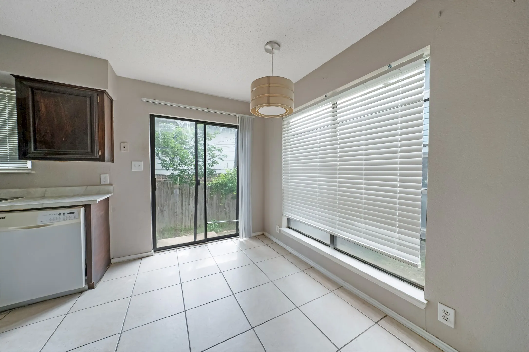Duplex For Rent in Tarrant County , 203 S Las Vegas Trail, White Settlement, Texas 76108, 2 Bedroom, 2 Bathroom, 1 Garage spaces, 2,304 Sqft, built in 1984, mls#21316914, Real Estate Agent in White Settlement, Homes For Rent in Tarrant county, Homes For Rent in White Settlement, Realtor in White Settlement Texas, Real Estate Brokerage Independent Realty Texas, Luminita Cordes Realtor