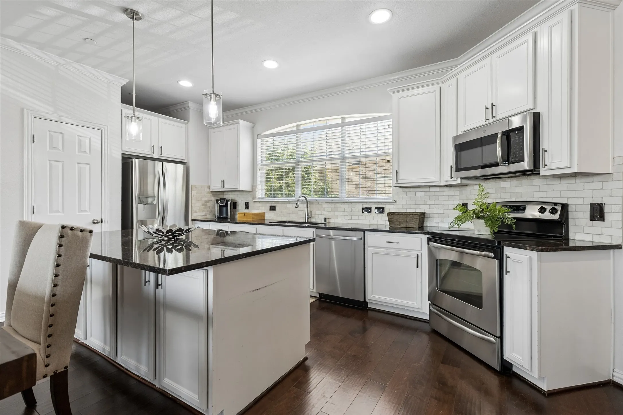 Condominium For Sale in Denton County , 2700 Club Ridge Drive 22, Lewisville, Texas 75067, 3 Bedroom, 4 Bathroom, 2 Garage spaces, 1,750 Sqft, built in 2007, mls#21304803, Real Estate Agent in Lewisville, Homes For Sale in Denton county, Homes For Sale in Lewisville, Realtor in Lewisville Texas, Real Estate Brokerage Independent Realty Texas, Luminita Cordes Realtor