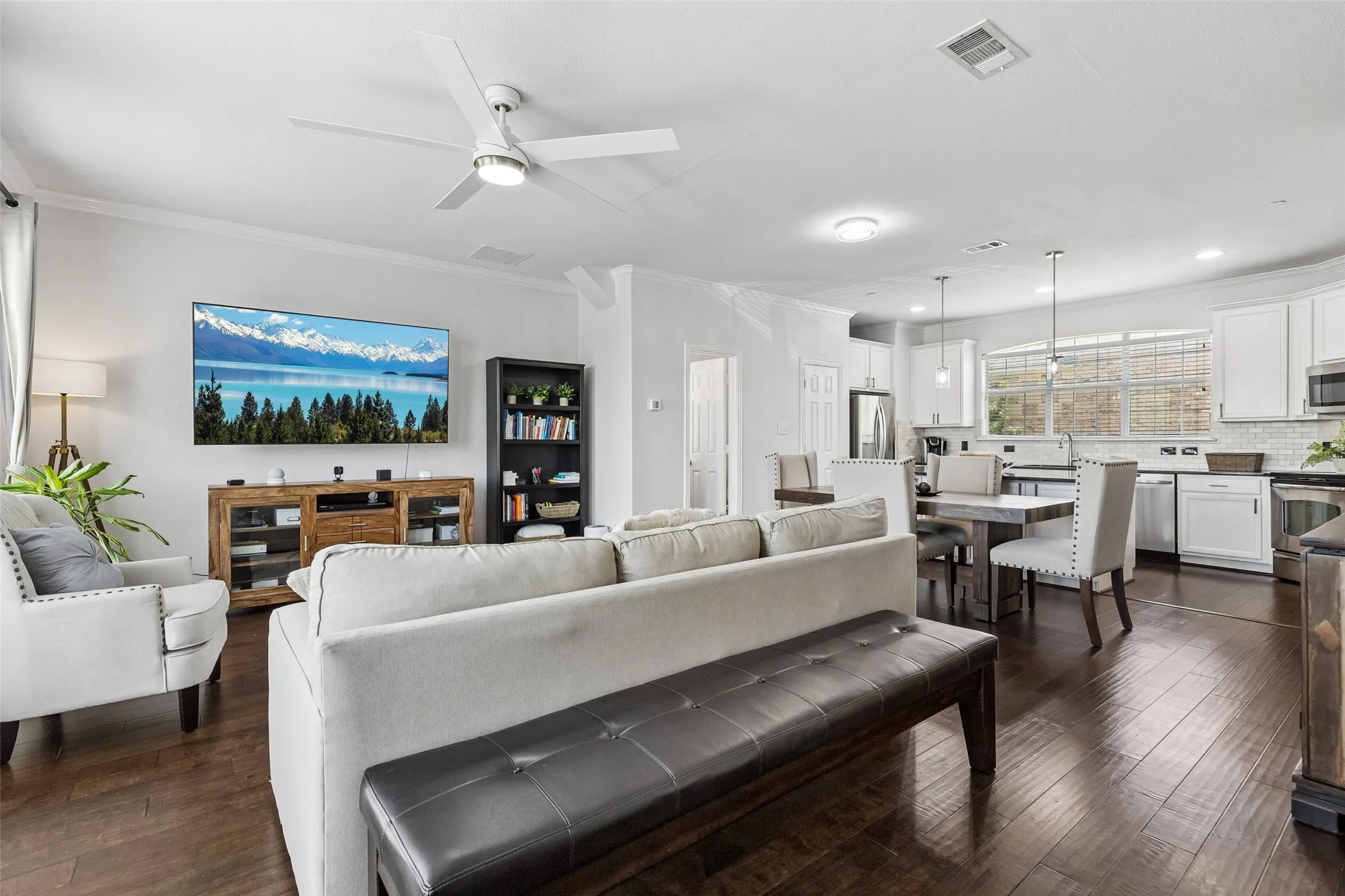 Condominium For Sale in Denton County , 2700 Club Ridge Drive 22, Lewisville, Texas 75067, 3 Bedroom, 4 Bathroom, 2 Garage spaces, 1,750 Sqft, built in 2007, mls#21304803, Real Estate Agent in Lewisville, Homes For Sale in Denton county, Homes For Sale in Lewisville, Realtor in Lewisville Texas, Real Estate Brokerage Independent Realty Texas, Luminita Cordes Realtor