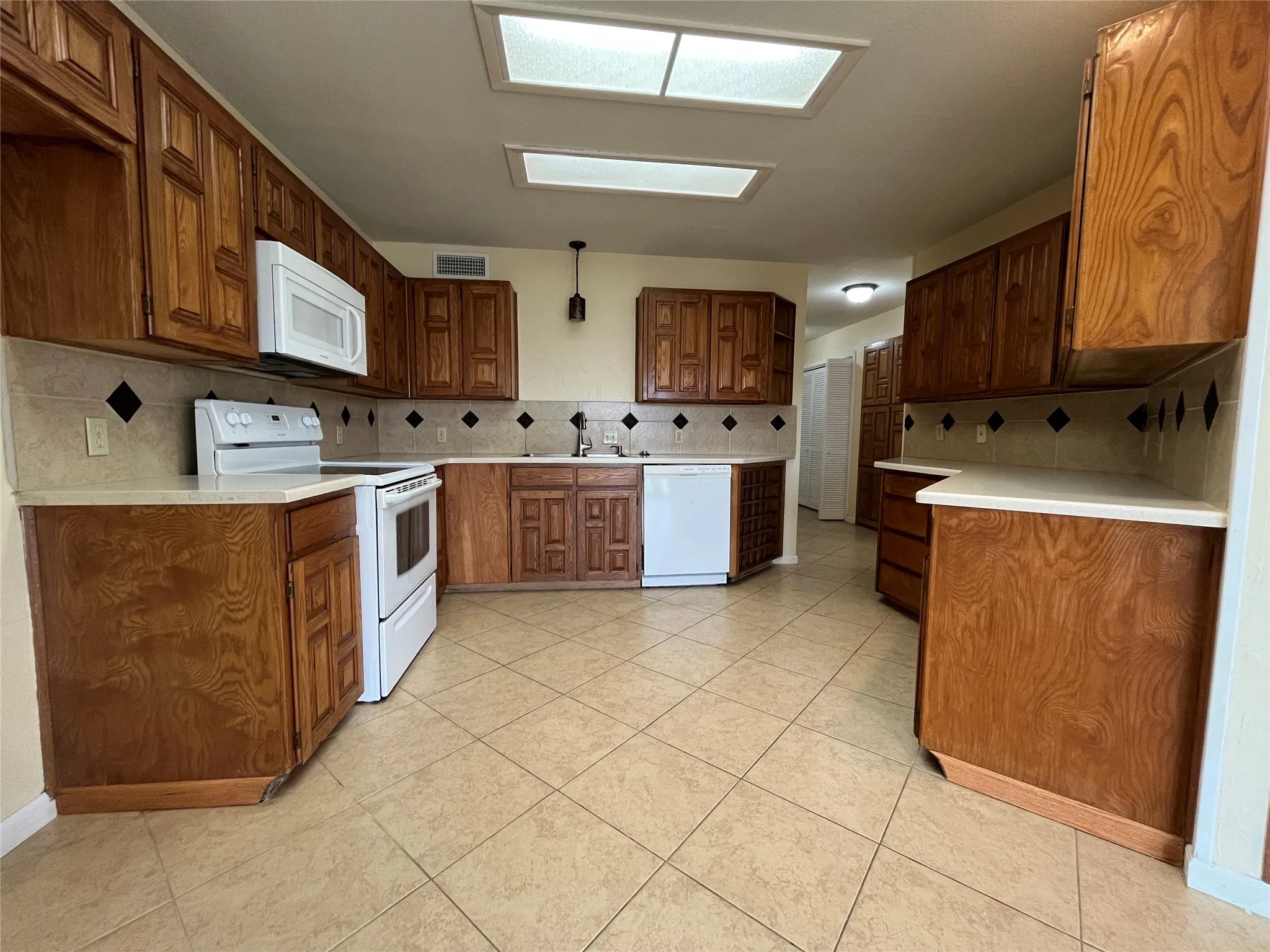 Single Family Residence For Rent in Denton County , 117 Summit Cove, Trophy Club, Texas 76262, 3 Bedroom, 2 Bathroom, 1 Garage spaces, 1,927 Sqft, built in 1983, mls#21318716, Real Estate Agent in Trophy Club, Homes For Rent in Denton county, Homes For Rent in Trophy Club, Realtor in Trophy Club Texas, Real Estate Brokerage Independent Realty Texas, Luminita Cordes Realtor