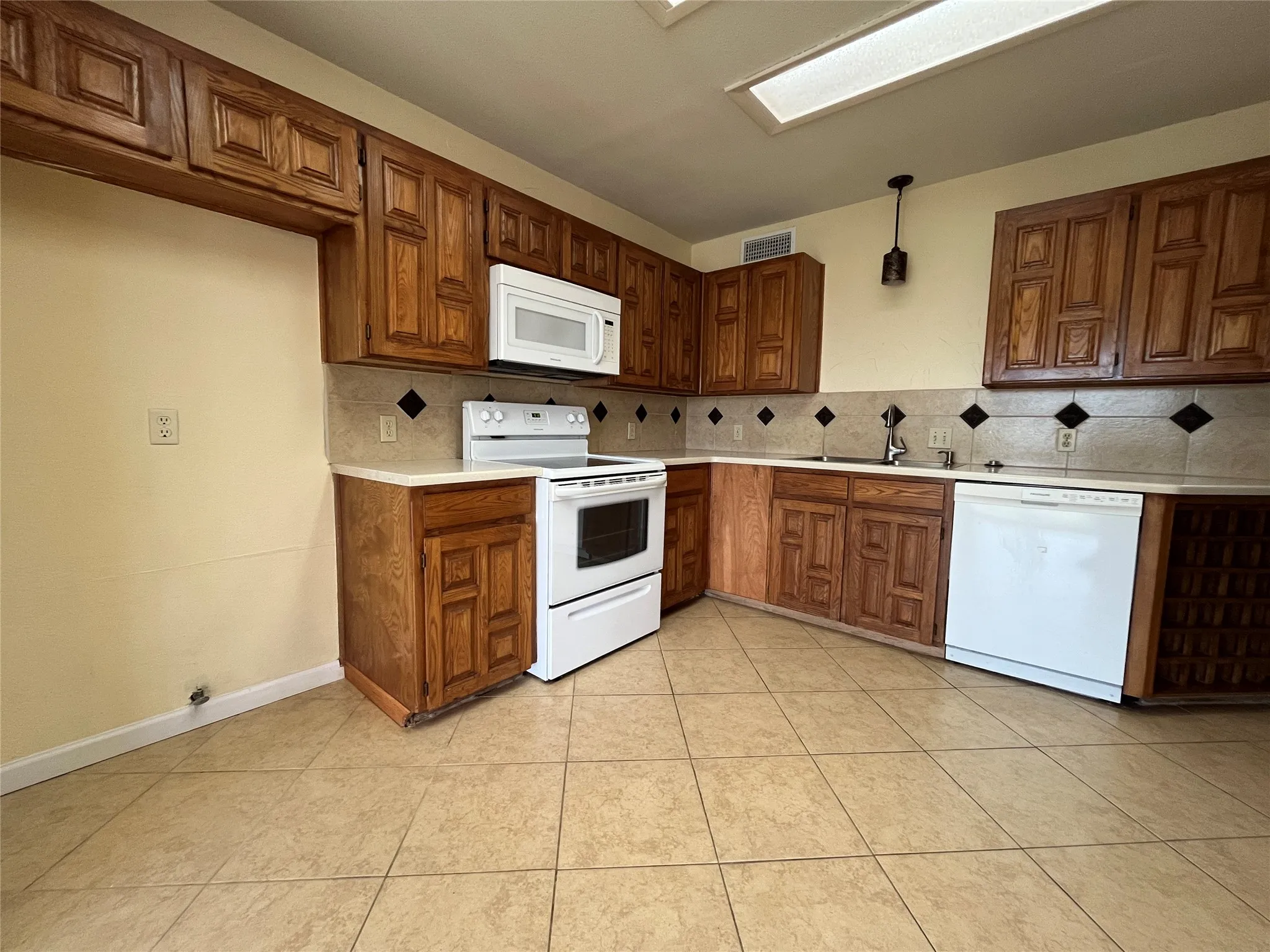 Single Family Residence For Rent in Denton County , 117 Summit Cove, Trophy Club, Texas 76262, 3 Bedroom, 2 Bathroom, 1 Garage spaces, 1,927 Sqft, built in 1983, mls#21318716, Real Estate Agent in Trophy Club, Homes For Rent in Denton county, Homes For Rent in Trophy Club, Realtor in Trophy Club Texas, Real Estate Brokerage Independent Realty Texas, Luminita Cordes Realtor