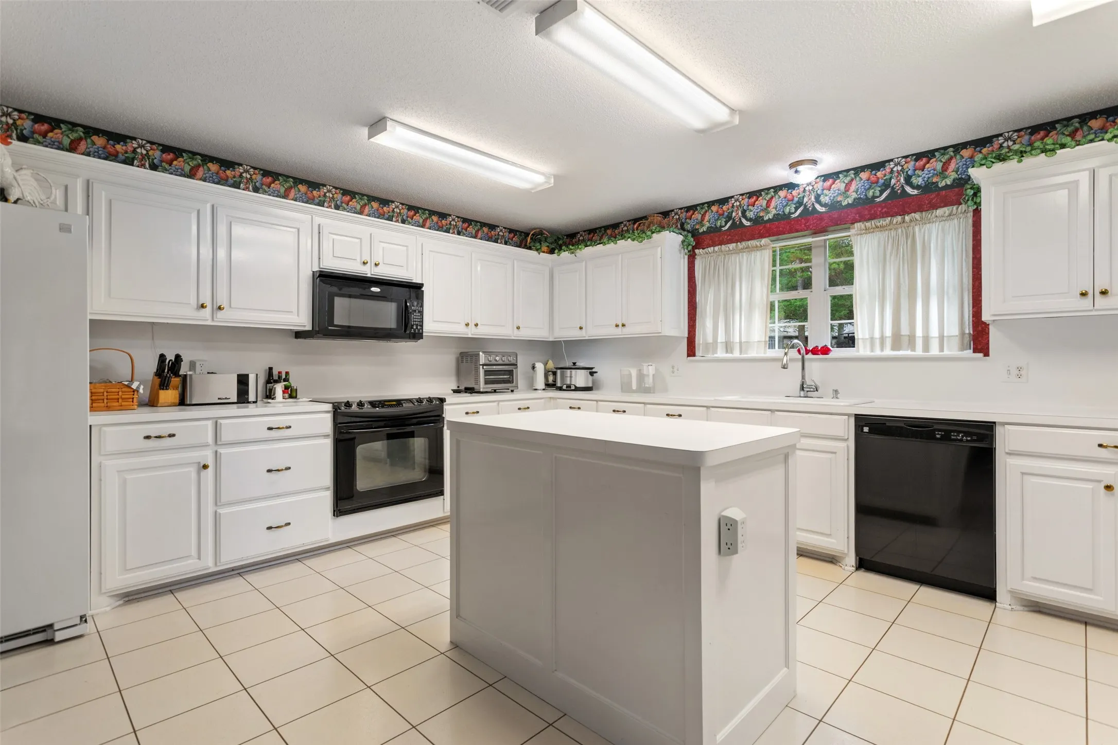 Single Family Residence For Sale in Smith County , 212 E Hideaway Lane, Hideaway, Texas 75771, 3 Bedrooms, 3 Bathrooms, 6 Garage spaces, 2,355 Sqft, built in 1996, Price $424,900, mls#21307071, Real Estate Agent in Hideaway, Homes For Sale in Smith county, Homes For Sale in Hideaway, Realtor in Hideaway Texas, Real Estate Brokerage Independent Realty Texas, Luminita Cordes Realtor