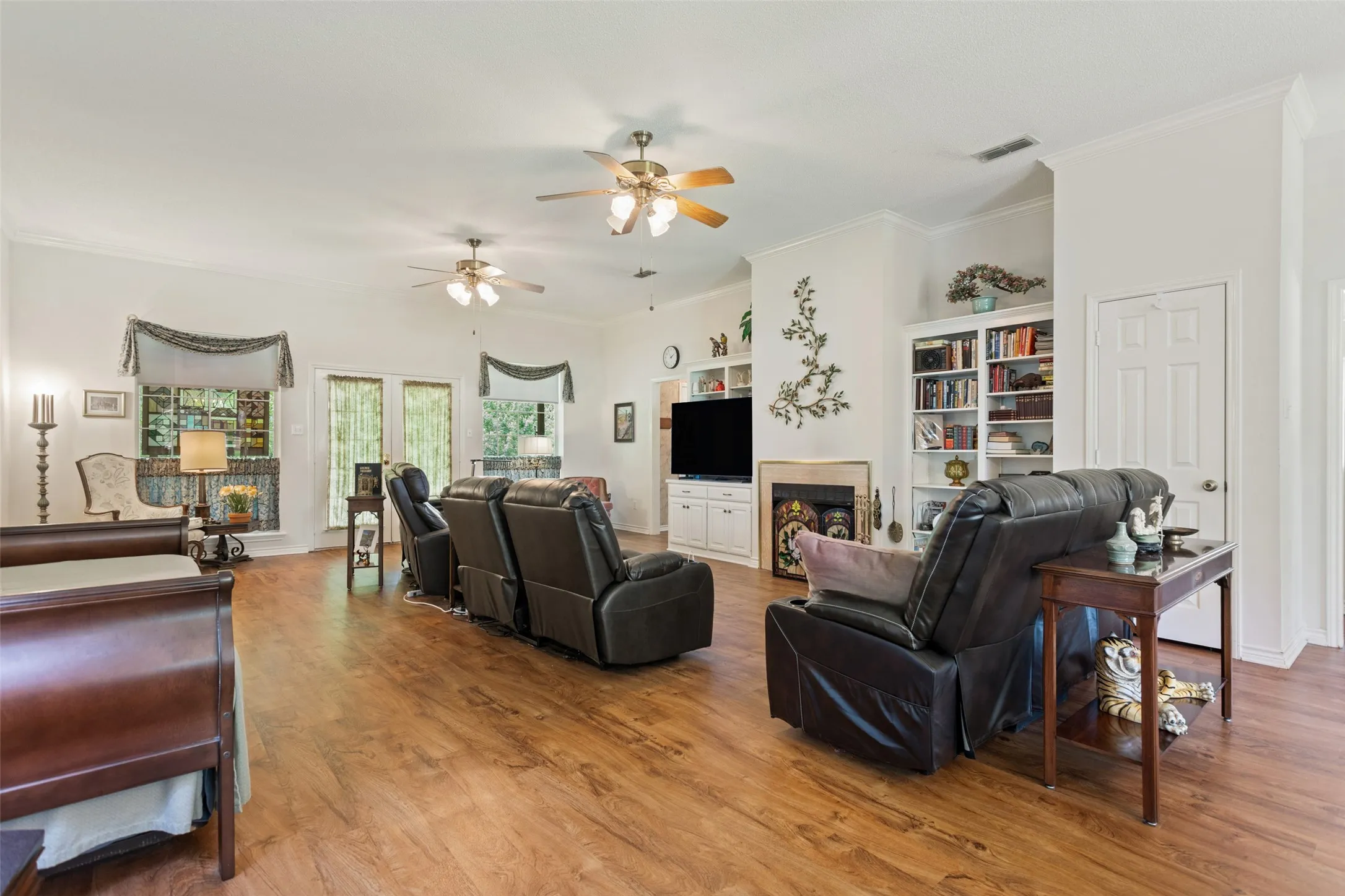 Single Family Residence For Sale in Smith County , 212 E Hideaway Lane, Hideaway, Texas 75771, 3 Bedrooms, 3 Bathrooms, 6 Garage spaces, 2,355 Sqft, built in 1996, Price $424,900, mls#21307071, Real Estate Agent in Hideaway, Homes For Sale in Smith county, Homes For Sale in Hideaway, Realtor in Hideaway Texas, Real Estate Brokerage Independent Realty Texas, Luminita Cordes Realtor