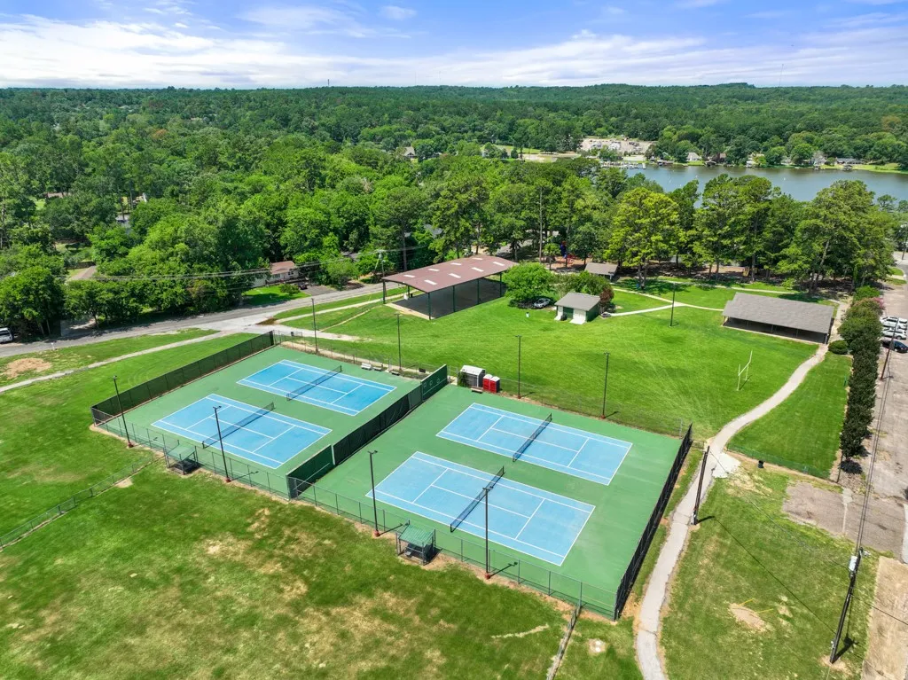 Single Family Residence For Sale in Smith County , 212 E Hideaway Lane, Hideaway, Texas 75771, 3 Bedrooms, 3 Bathrooms, 6 Garage spaces, 2,355 Sqft, built in 1996, Price $424,900, mls#21307071, Real Estate Agent in Hideaway, Homes For Sale in Smith county, Homes For Sale in Hideaway, Realtor in Hideaway Texas, Real Estate Brokerage Independent Realty Texas, Luminita Cordes Realtor