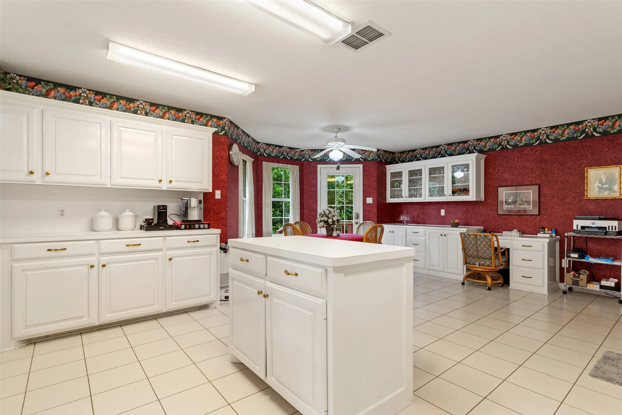 Single Family Residence For Sale in Smith County , 212 E Hideaway Lane, Hideaway, Texas 75771, 3 Bedrooms, 3 Bathrooms, 6 Garage spaces, 2,355 Sqft, built in 1996, Price $424,900, mls#21307071, Real Estate Agent in Hideaway, Homes For Sale in Smith county, Homes For Sale in Hideaway, Realtor in Hideaway Texas, Real Estate Brokerage Independent Realty Texas, Luminita Cordes Realtor