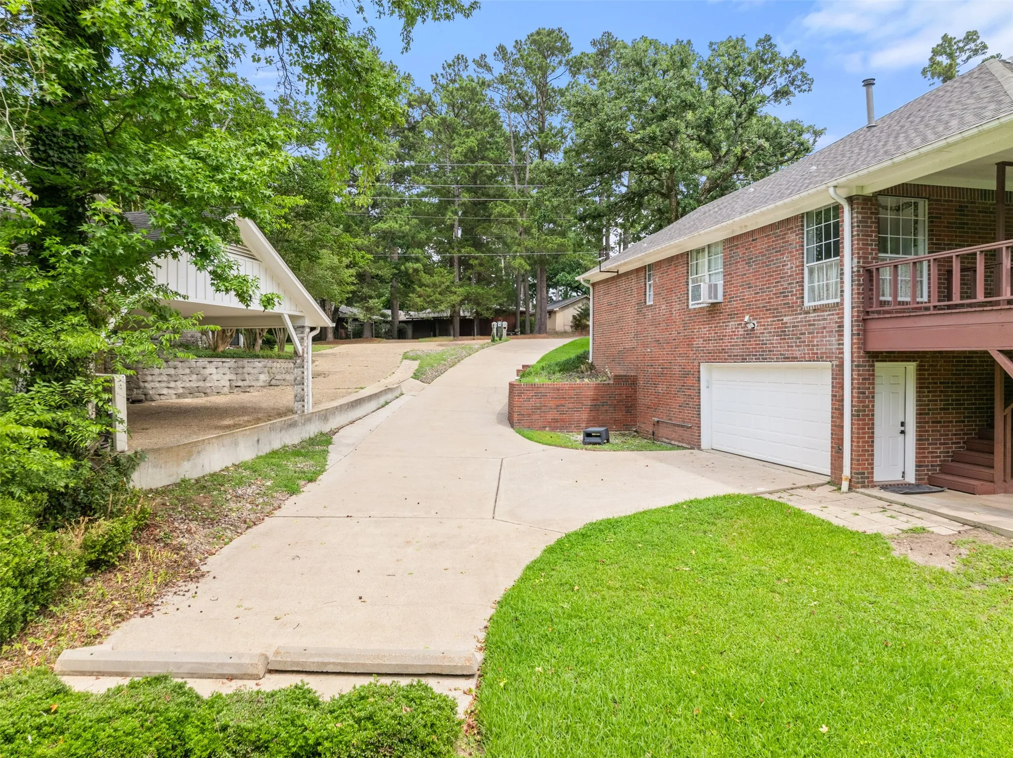 Single Family Residence For Sale in Smith County , 212 E Hideaway Lane, Hideaway, Texas 75771, 3 Bedrooms, 3 Bathrooms, 6 Garage spaces, 2,355 Sqft, built in 1996, Price $424,900, mls#21307071, Real Estate Agent in Hideaway, Homes For Sale in Smith county, Homes For Sale in Hideaway, Realtor in Hideaway Texas, Real Estate Brokerage Independent Realty Texas, Luminita Cordes Realtor