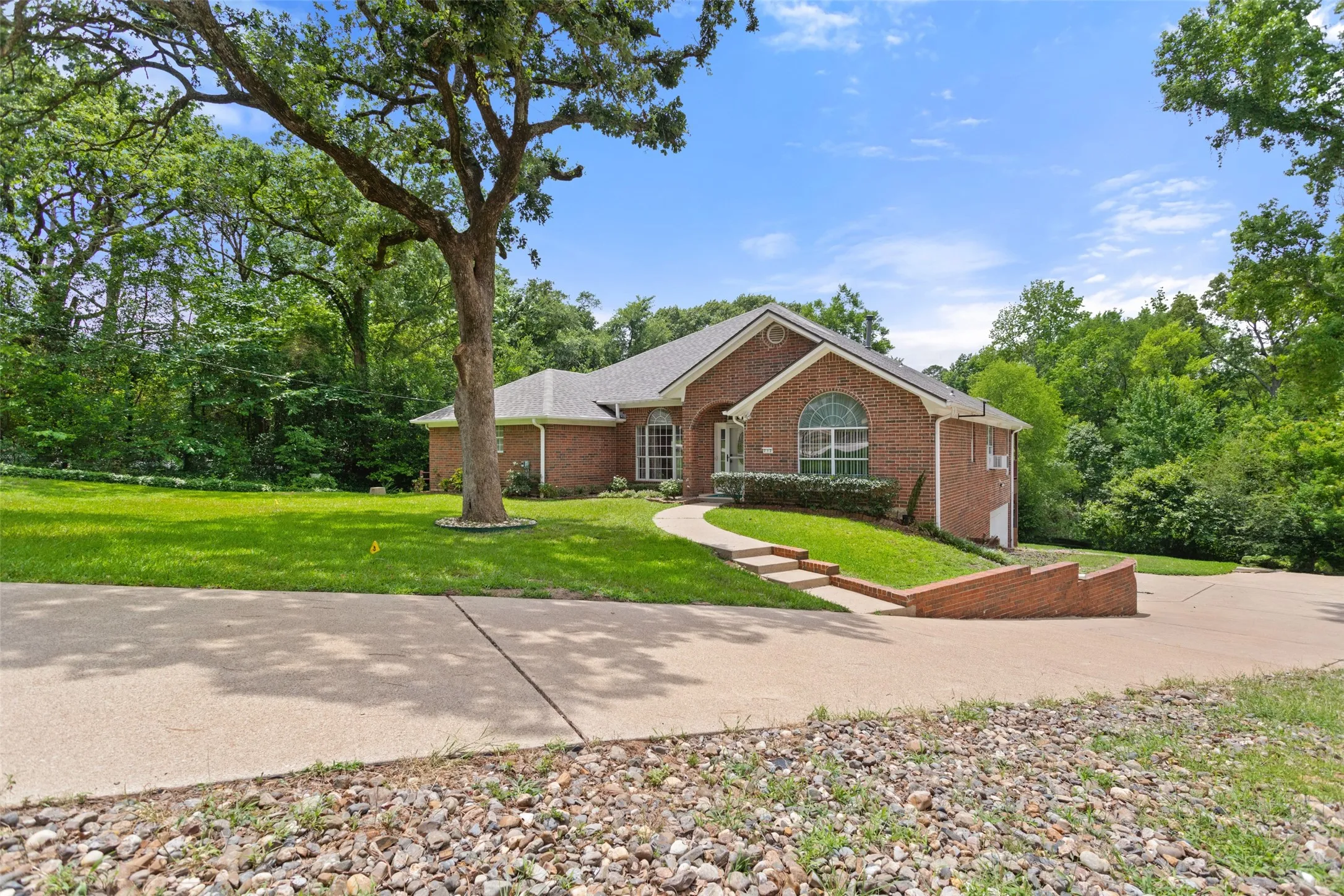 Single Family Residence For Sale in Smith County , 212 E Hideaway Lane, Hideaway, Texas 75771, 3 Bedrooms, 3 Bathrooms, 6 Garage spaces, 2,355 Sqft, built in 1996, Price $424,900, mls#21307071, Real Estate Agent in Hideaway, Homes For Sale in Smith county, Homes For Sale in Hideaway, Realtor in Hideaway Texas, Real Estate Brokerage Independent Realty Texas, Luminita Cordes Realtor