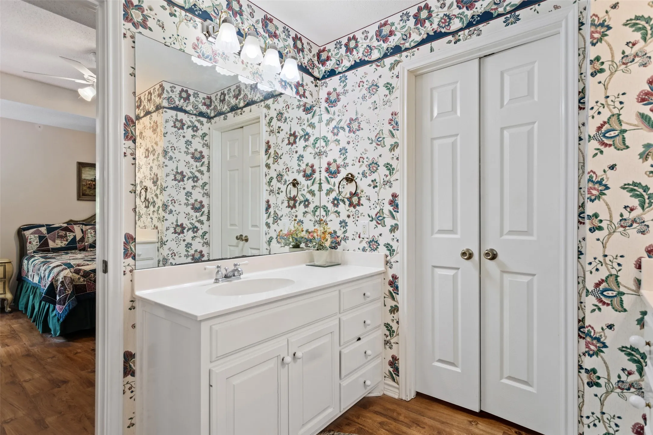 Single Family Residence For Sale in Smith County , 212 E Hideaway Lane, Hideaway, Texas 75771, 3 Bedrooms, 3 Bathrooms, 6 Garage spaces, 2,355 Sqft, built in 1996, Price $424,900, mls#21307071, Real Estate Agent in Hideaway, Homes For Sale in Smith county, Homes For Sale in Hideaway, Realtor in Hideaway Texas, Real Estate Brokerage Independent Realty Texas, Luminita Cordes Realtor