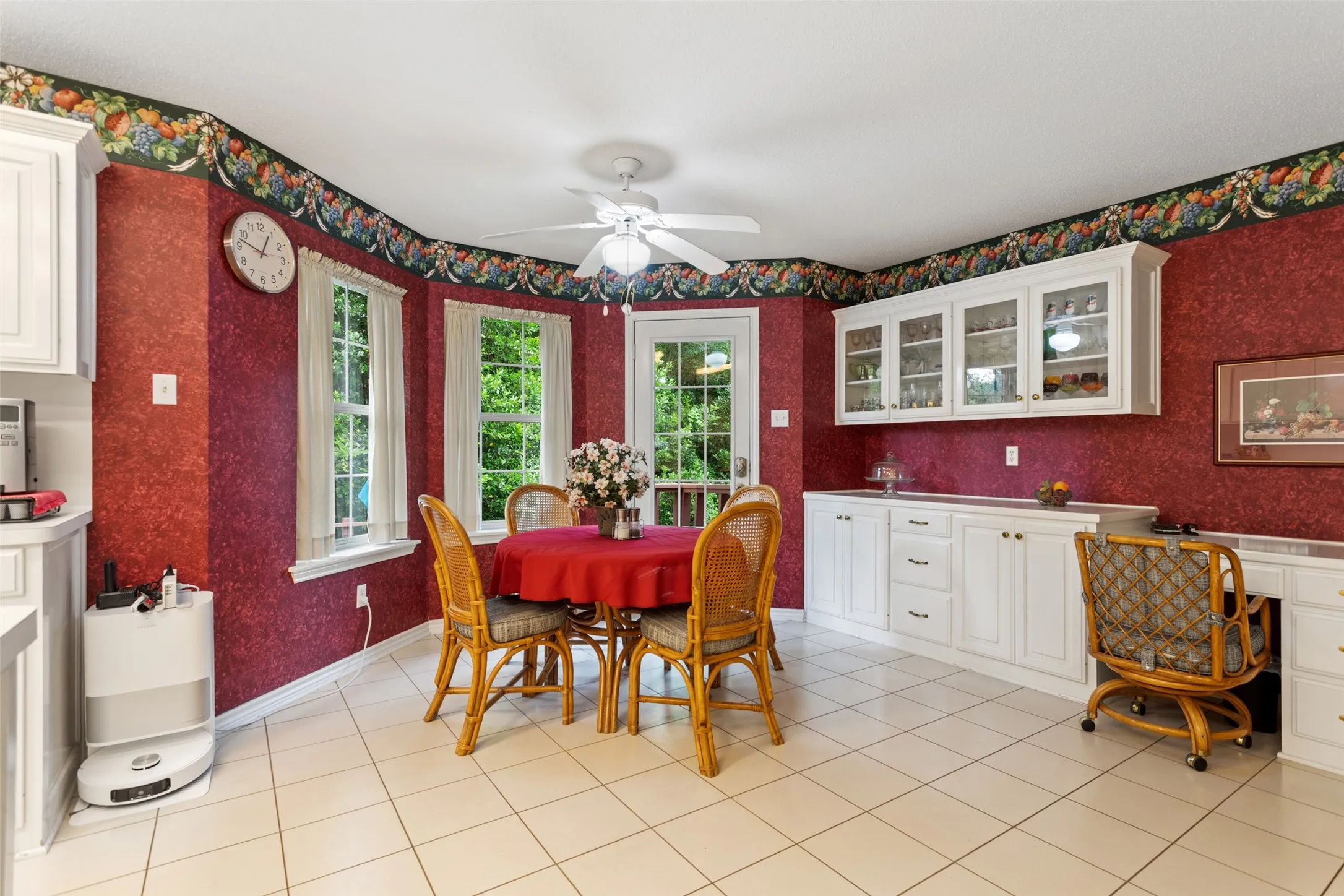 Single Family Residence For Sale in Smith County , 212 E Hideaway Lane, Hideaway, Texas 75771, 3 Bedrooms, 3 Bathrooms, 6 Garage spaces, 2,355 Sqft, built in 1996, Price $424,900, mls#21307071, Real Estate Agent in Hideaway, Homes For Sale in Smith county, Homes For Sale in Hideaway, Realtor in Hideaway Texas, Real Estate Brokerage Independent Realty Texas, Luminita Cordes Realtor