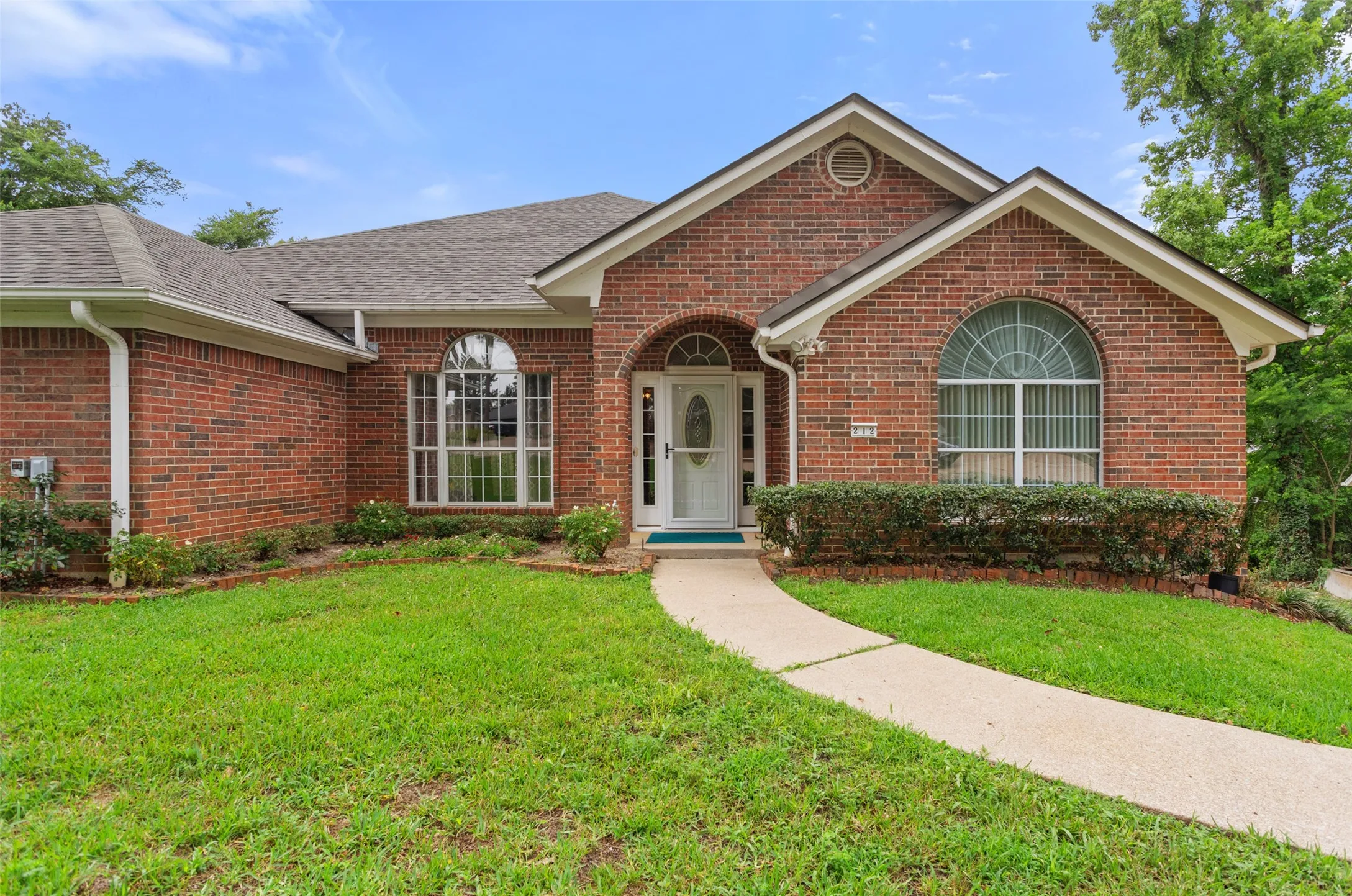 Single Family Residence For Sale in Smith County , 212 E Hideaway Lane, Hideaway, Texas 75771, 3 Bedrooms, 3 Bathrooms, 6 Garage spaces, 2,355 Sqft, built in 1996, Price $424,900, mls#21307071, Real Estate Agent in Hideaway, Homes For Sale in Smith county, Homes For Sale in Hideaway, Realtor in Hideaway Texas, Real Estate Brokerage Independent Realty Texas, Luminita Cordes Realtor