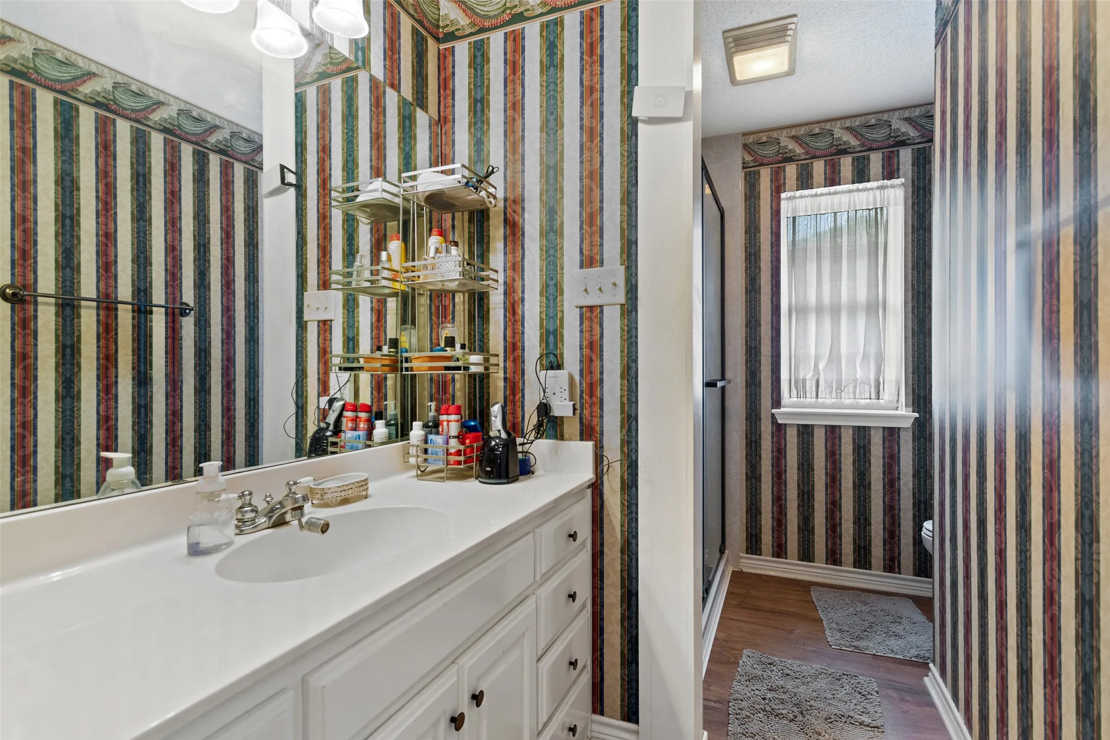 2nd bathroom w shower