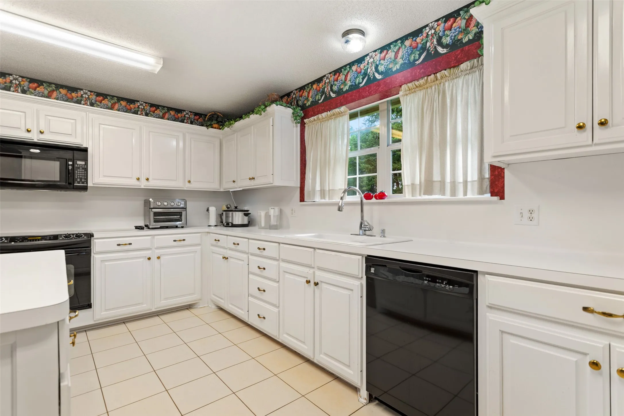 Single Family Residence For Sale in Smith County , 212 E Hideaway Lane, Hideaway, Texas 75771, 3 Bedrooms, 3 Bathrooms, 6 Garage spaces, 2,355 Sqft, built in 1996, Price $424,900, mls#21307071, Real Estate Agent in Hideaway, Homes For Sale in Smith county, Homes For Sale in Hideaway, Realtor in Hideaway Texas, Real Estate Brokerage Independent Realty Texas, Luminita Cordes Realtor