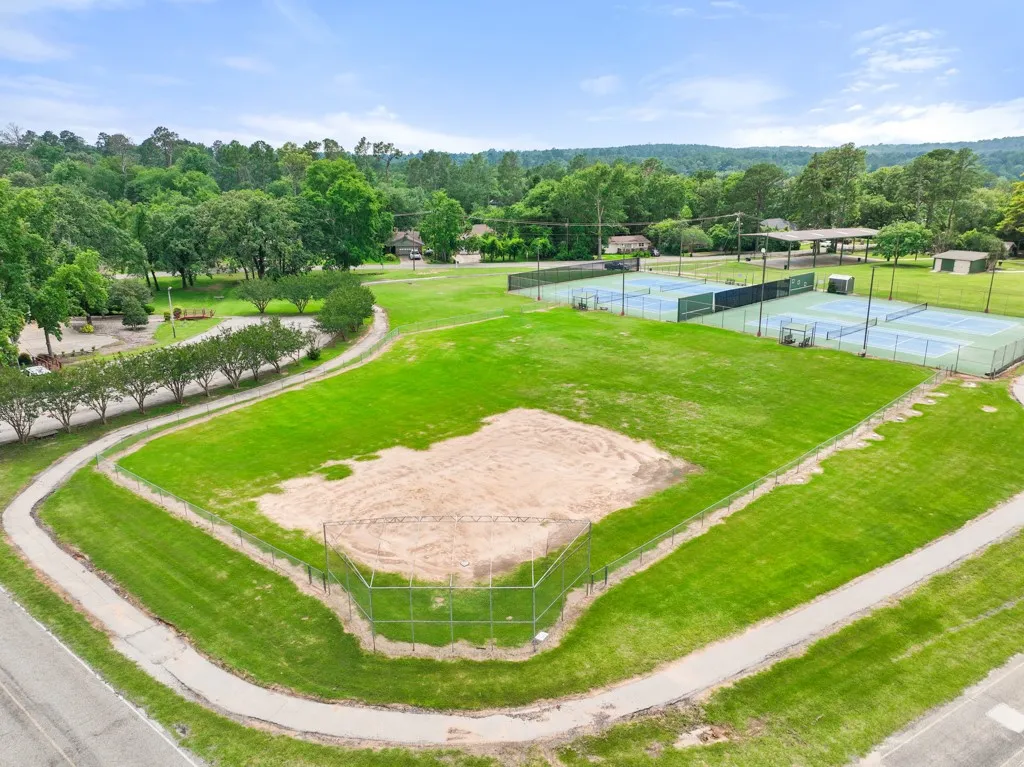 Single Family Residence For Sale in Smith County , 212 E Hideaway Lane, Hideaway, Texas 75771, 3 Bedrooms, 3 Bathrooms, 6 Garage spaces, 2,355 Sqft, built in 1996, Price $424,900, mls#21307071, Real Estate Agent in Hideaway, Homes For Sale in Smith county, Homes For Sale in Hideaway, Realtor in Hideaway Texas, Real Estate Brokerage Independent Realty Texas, Luminita Cordes Realtor
