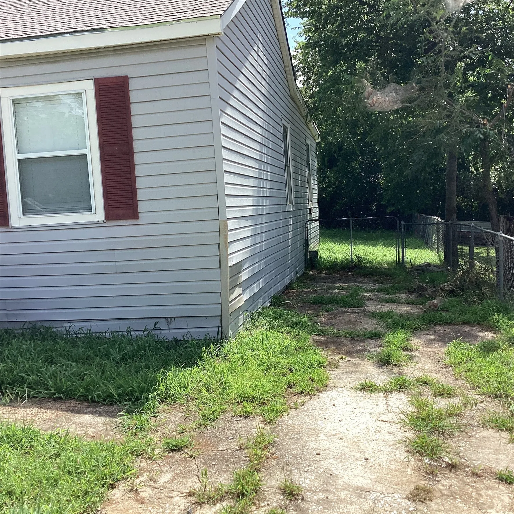 Single Family Residence For Sale in Grayson County , 1506 S Travis Street, Denison, Texas 75021, 3 Bedroom, 2 Bathroom, Garage spaces, 1,216 Sqft, built in 1935, mls#21318722, Real Estate Agent in Denison, Homes For Sale in Grayson county, Homes For Sale in Denison, Realtor in Denison Texas, Real Estate Brokerage Independent Realty Texas, Luminita Cordes Realtor