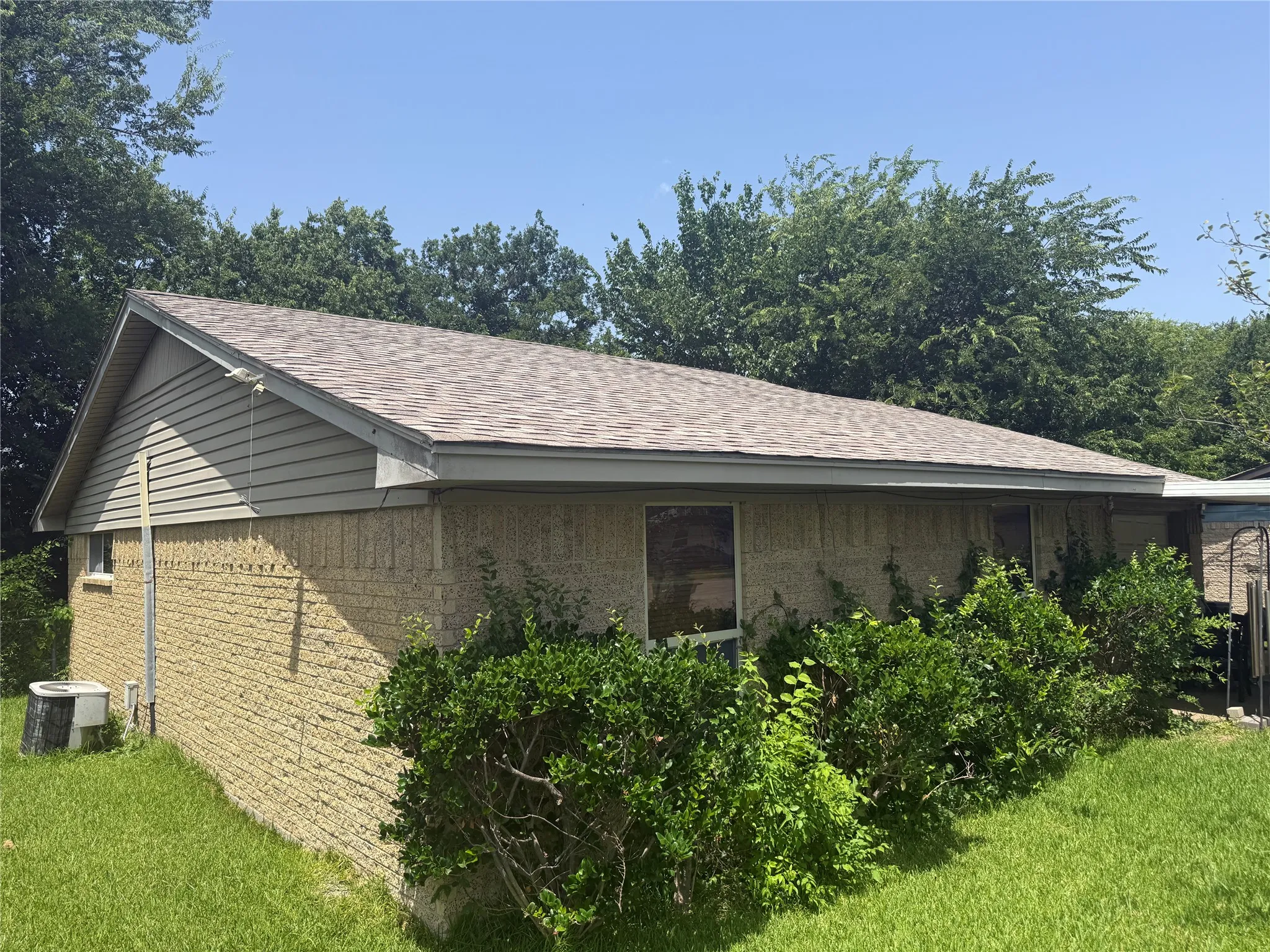 Single Family Residence For Sale in Dallas County , 309 Dogwood Lane, Wilmer, Texas 75172, 3 Bedroom, 2 Bathroom, 1 Garage spaces, 1,069 Sqft, built in 1974, mls#21317525, Real Estate Agent in Wilmer, Homes For Sale in Dallas county, Homes For Sale in Wilmer, Realtor in Wilmer Texas, Real Estate Brokerage Independent Realty Texas, Luminita Cordes Realtor