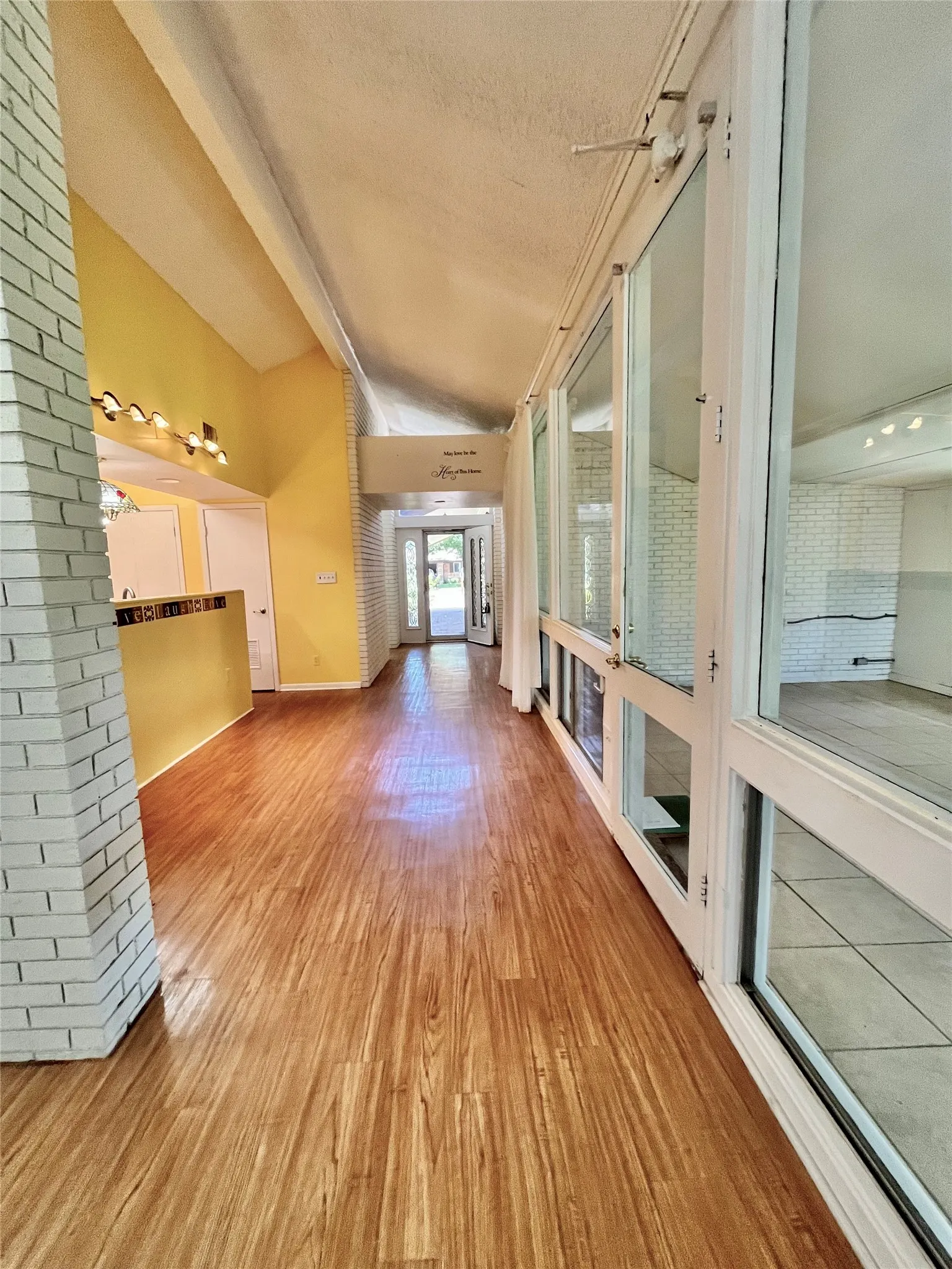Single Family Residence For Sale in Hamilton County , 416 Jones Street, Hamilton, Texas 76531, 2 Bedroom, 2 Bathroom, 2 Garage spaces, 1,936 Sqft, built in 1973, mls#21318726, Real Estate Agent in Hamilton, Homes For Sale in Hamilton county, Homes For Sale in Hamilton, Realtor in Hamilton Texas, Real Estate Brokerage Independent Realty Texas, Luminita Cordes Realtor