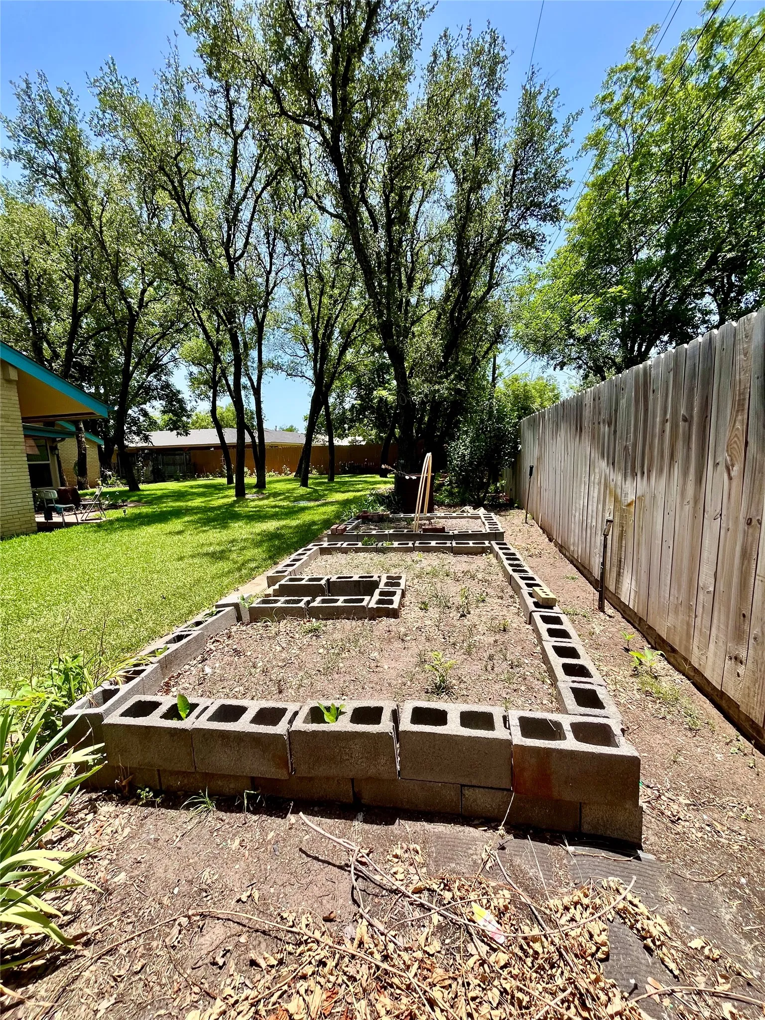 Single Family Residence For Sale in Hamilton County , 416 Jones Street, Hamilton, Texas 76531, 2 Bedroom, 2 Bathroom, 2 Garage spaces, 1,936 Sqft, built in 1973, mls#21318726, Real Estate Agent in Hamilton, Homes For Sale in Hamilton county, Homes For Sale in Hamilton, Realtor in Hamilton Texas, Real Estate Brokerage Independent Realty Texas, Luminita Cordes Realtor