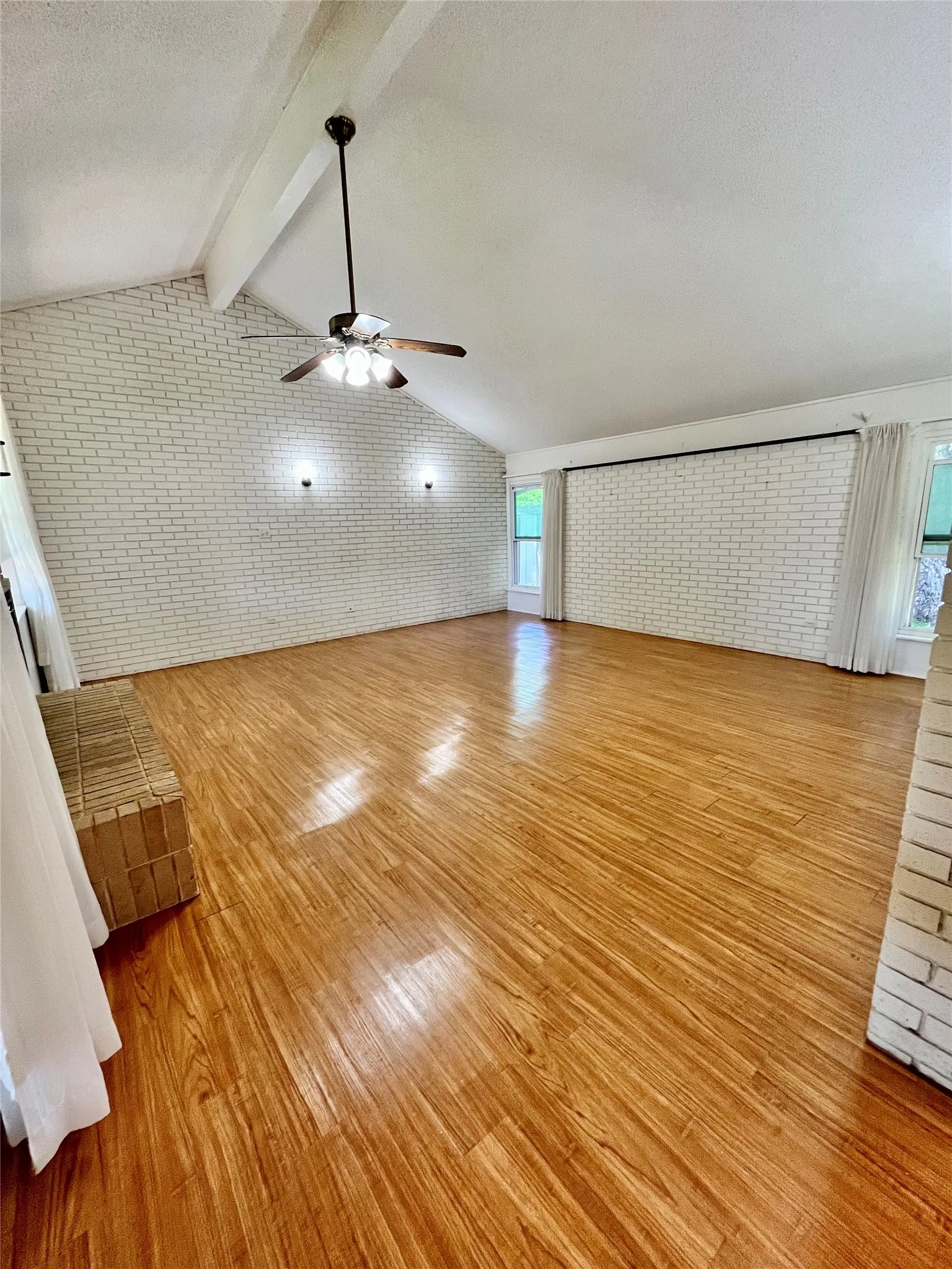 Single Family Residence For Sale in Hamilton County , 416 Jones Street, Hamilton, Texas 76531, 2 Bedroom, 2 Bathroom, 2 Garage spaces, 1,936 Sqft, built in 1973, mls#21318726, Real Estate Agent in Hamilton, Homes For Sale in Hamilton county, Homes For Sale in Hamilton, Realtor in Hamilton Texas, Real Estate Brokerage Independent Realty Texas, Luminita Cordes Realtor