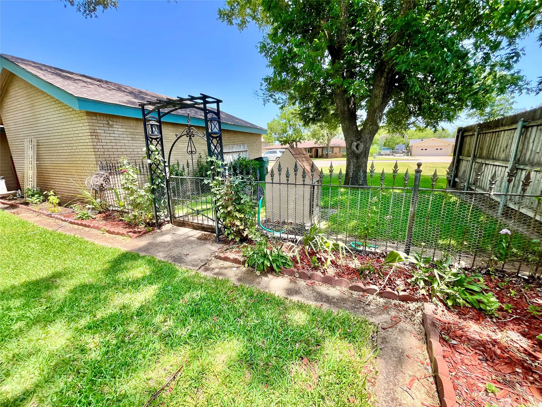 Single Family Residence For Sale in Hamilton County , 416 Jones Street, Hamilton, Texas 76531, 2 Bedroom, 2 Bathroom, 2 Garage spaces, 1,936 Sqft, built in 1973, mls#21318726, Real Estate Agent in Hamilton, Homes For Sale in Hamilton county, Homes For Sale in Hamilton, Realtor in Hamilton Texas, Real Estate Brokerage Independent Realty Texas, Luminita Cordes Realtor