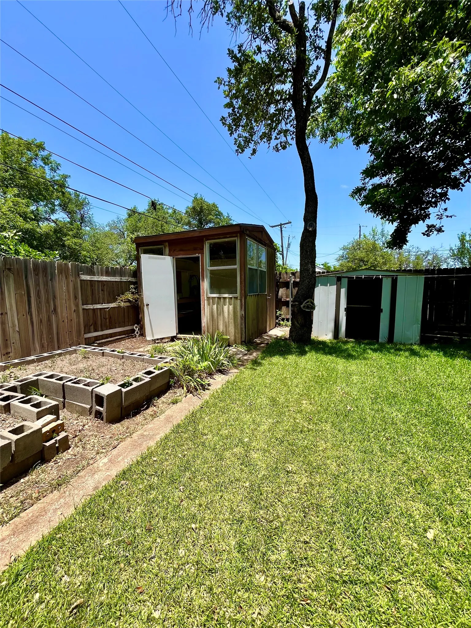 Single Family Residence For Sale in Hamilton County , 416 Jones Street, Hamilton, Texas 76531, 2 Bedroom, 2 Bathroom, 2 Garage spaces, 1,936 Sqft, built in 1973, mls#21318726, Real Estate Agent in Hamilton, Homes For Sale in Hamilton county, Homes For Sale in Hamilton, Realtor in Hamilton Texas, Real Estate Brokerage Independent Realty Texas, Luminita Cordes Realtor