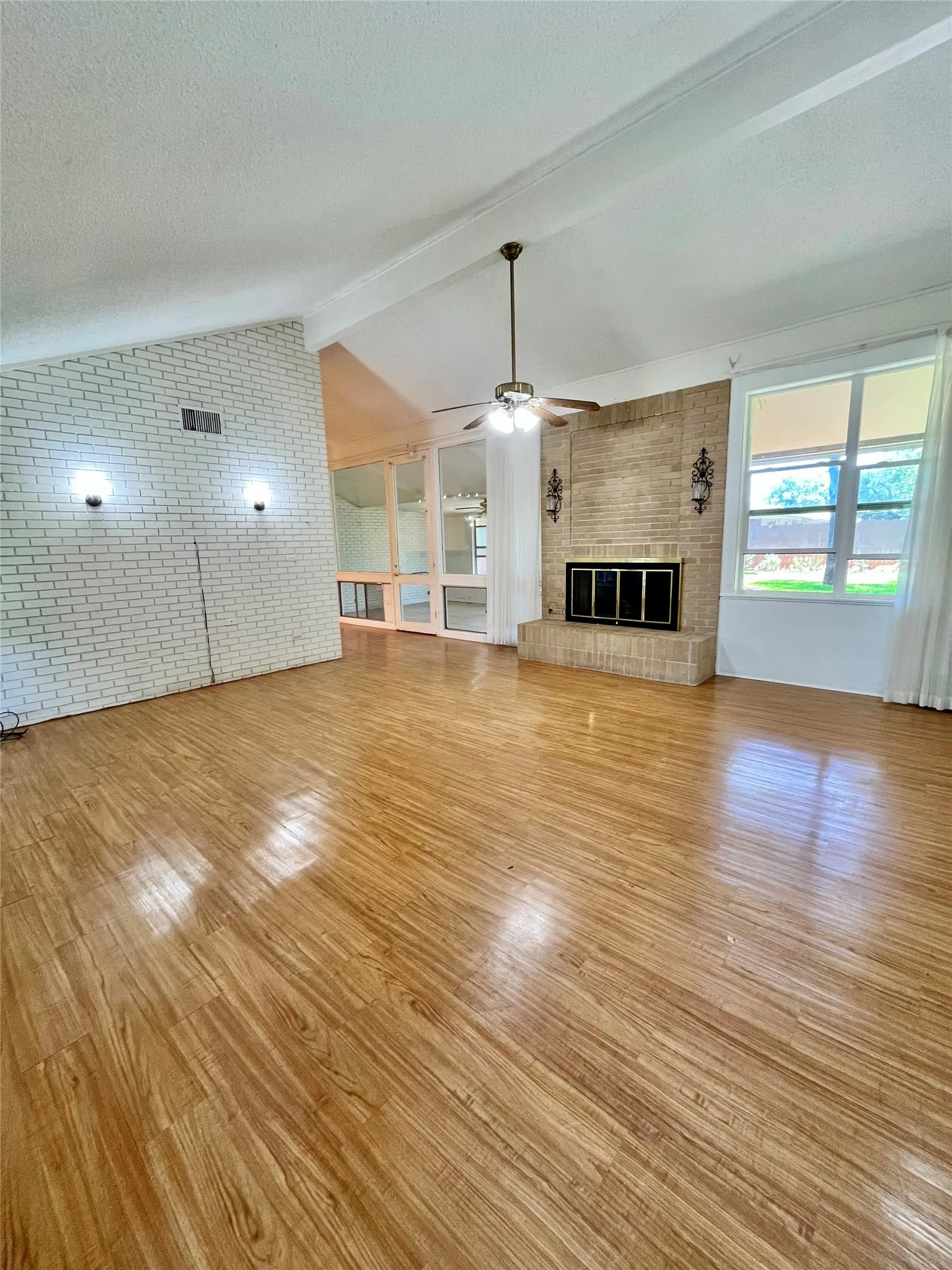 Single Family Residence For Sale in Hamilton County , 416 Jones Street, Hamilton, Texas 76531, 2 Bedroom, 2 Bathroom, 2 Garage spaces, 1,936 Sqft, built in 1973, mls#21318726, Real Estate Agent in Hamilton, Homes For Sale in Hamilton county, Homes For Sale in Hamilton, Realtor in Hamilton Texas, Real Estate Brokerage Independent Realty Texas, Luminita Cordes Realtor