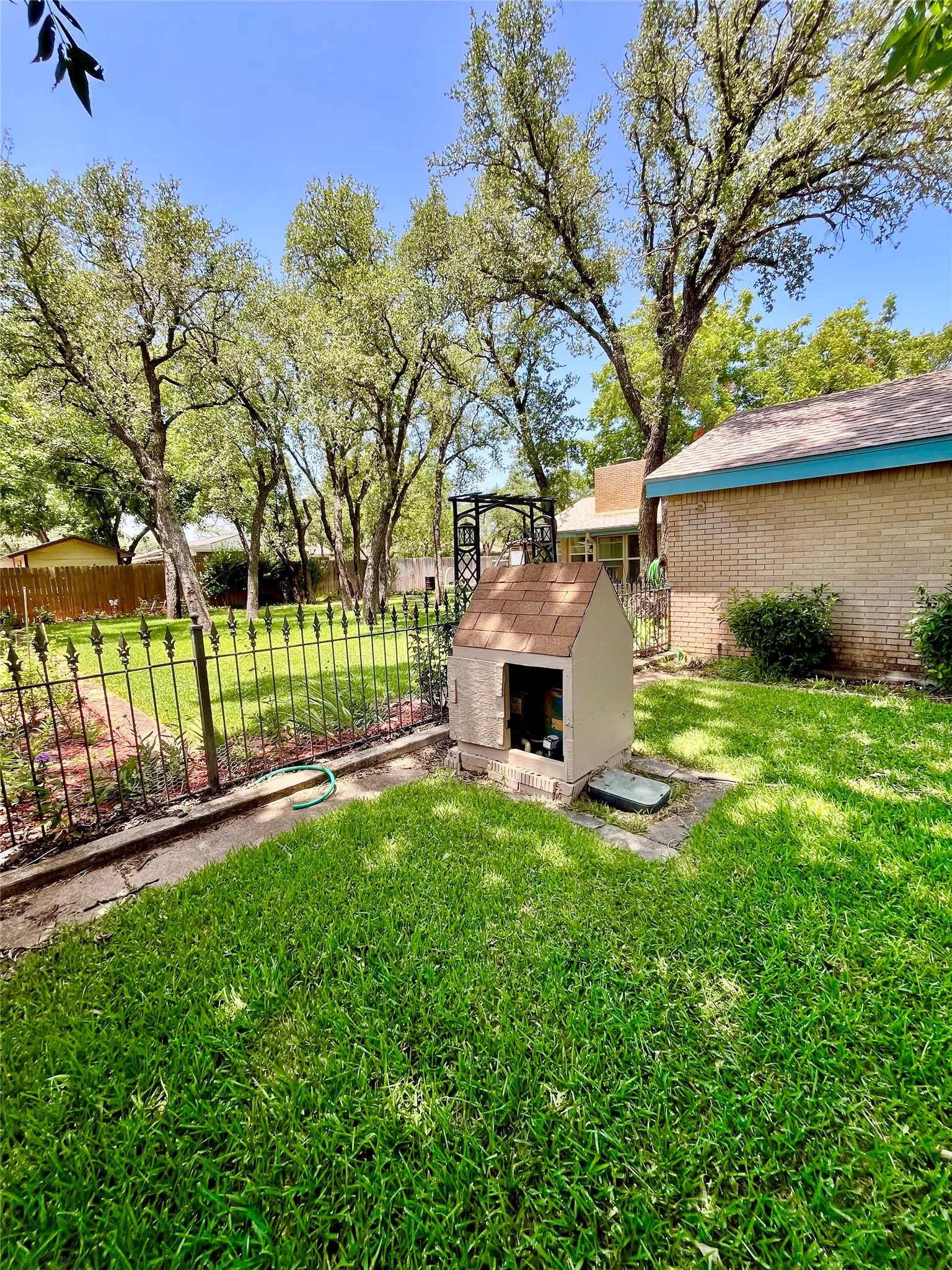 Single Family Residence For Sale in Hamilton County , 416 Jones Street, Hamilton, Texas 76531, 2 Bedroom, 2 Bathroom, 2 Garage spaces, 1,936 Sqft, built in 1973, mls#21318726, Real Estate Agent in Hamilton, Homes For Sale in Hamilton county, Homes For Sale in Hamilton, Realtor in Hamilton Texas, Real Estate Brokerage Independent Realty Texas, Luminita Cordes Realtor