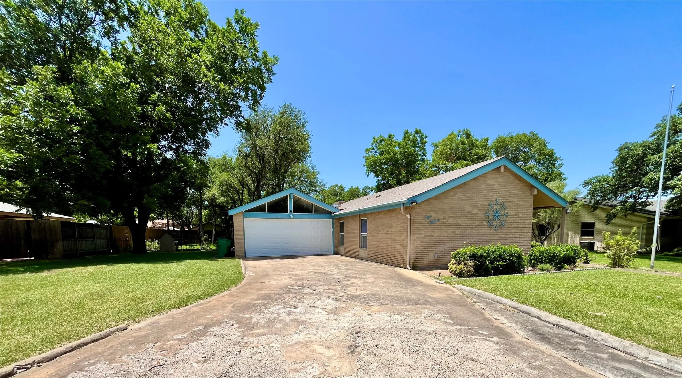 Single Family Residence For Sale in Hamilton County , 416 Jones Street, Hamilton, Texas 76531, 2 Bedroom, 2 Bathroom, 2 Garage spaces, 1,936 Sqft, built in 1973, mls#21318726, Real Estate Agent in Hamilton, Homes For Sale in Hamilton county, Homes For Sale in Hamilton, Realtor in Hamilton Texas, Real Estate Brokerage Independent Realty Texas, Luminita Cordes Realtor