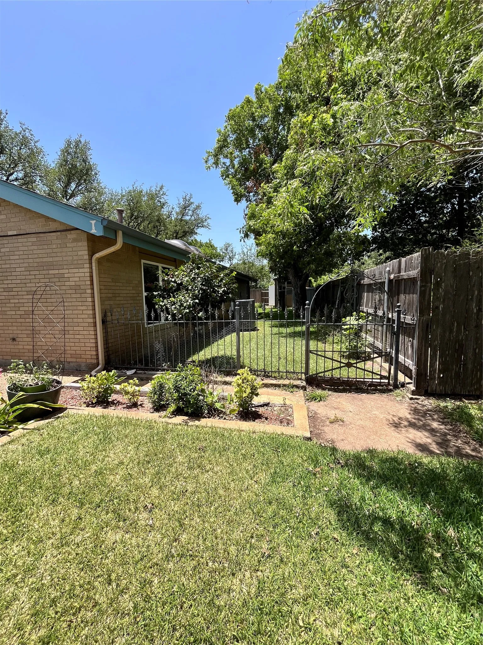 Single Family Residence For Sale in Hamilton County , 416 Jones Street, Hamilton, Texas 76531, 2 Bedroom, 2 Bathroom, 2 Garage spaces, 1,936 Sqft, built in 1973, mls#21318726, Real Estate Agent in Hamilton, Homes For Sale in Hamilton county, Homes For Sale in Hamilton, Realtor in Hamilton Texas, Real Estate Brokerage Independent Realty Texas, Luminita Cordes Realtor