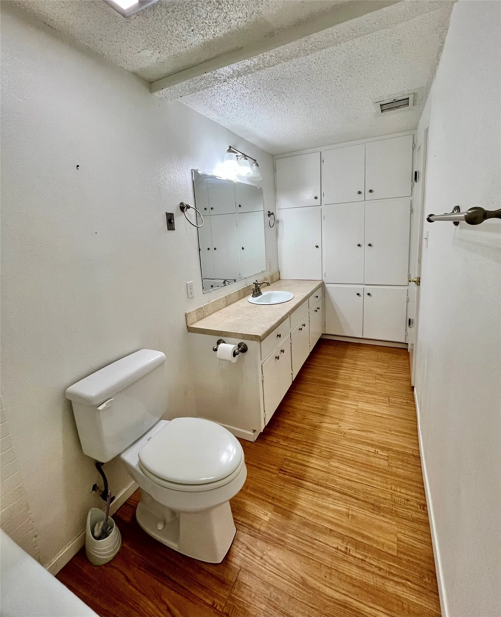 Single Family Residence For Sale in Hamilton County , 416 Jones Street, Hamilton, Texas 76531, 2 Bedroom, 2 Bathroom, 2 Garage spaces, 1,936 Sqft, built in 1973, mls#21318726, Real Estate Agent in Hamilton, Homes For Sale in Hamilton county, Homes For Sale in Hamilton, Realtor in Hamilton Texas, Real Estate Brokerage Independent Realty Texas, Luminita Cordes Realtor