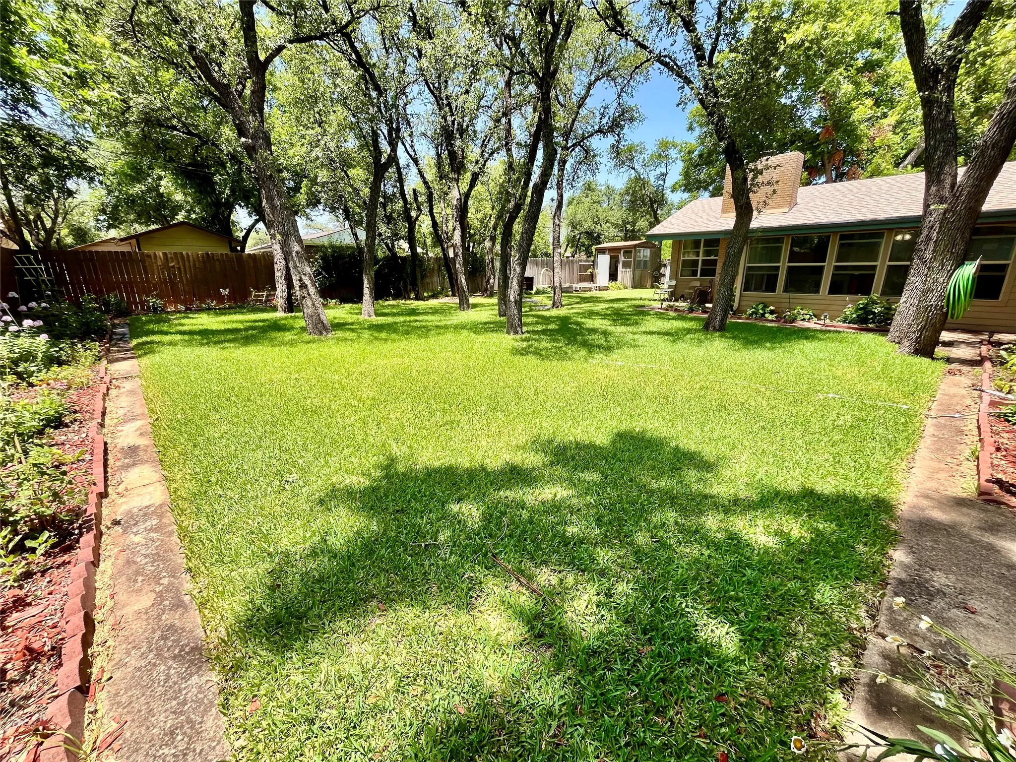 Single Family Residence For Sale in Hamilton County , 416 Jones Street, Hamilton, Texas 76531, 2 Bedroom, 2 Bathroom, 2 Garage spaces, 1,936 Sqft, built in 1973, mls#21318726, Real Estate Agent in Hamilton, Homes For Sale in Hamilton county, Homes For Sale in Hamilton, Realtor in Hamilton Texas, Real Estate Brokerage Independent Realty Texas, Luminita Cordes Realtor